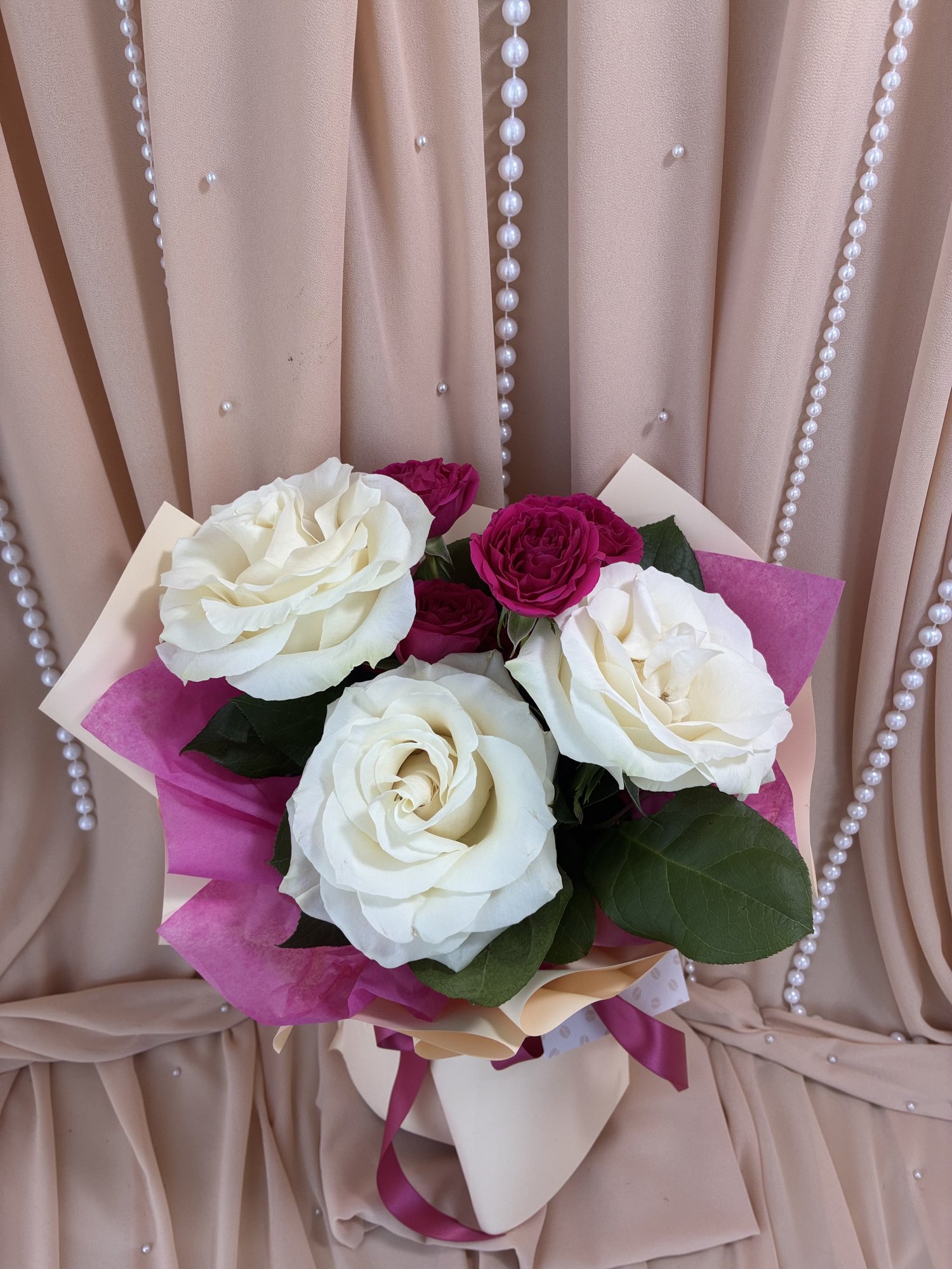 Ivory Raspberry – Buchet Elegant cu Trandafiri Albi și Miniroze Fuchsia