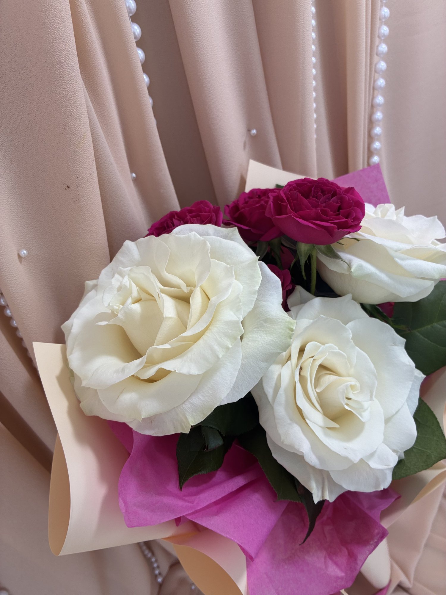 Ivory Raspberry – Buchet Elegant cu Trandafiri Albi și Miniroze Fuchsia - Imagine 2