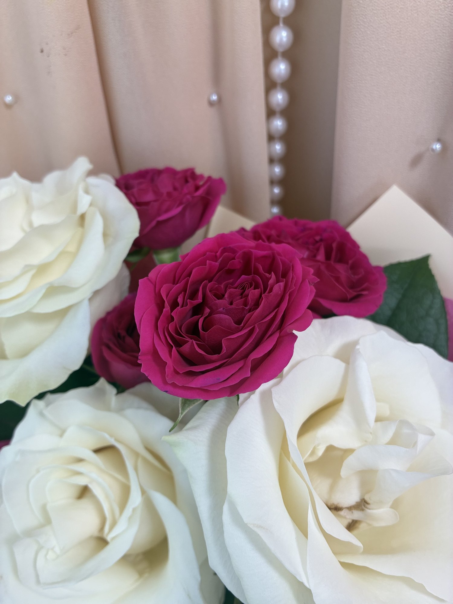 Ivory Raspberry – Buchet Elegant cu Trandafiri Albi și Miniroze Fuchsia - Imagine 3