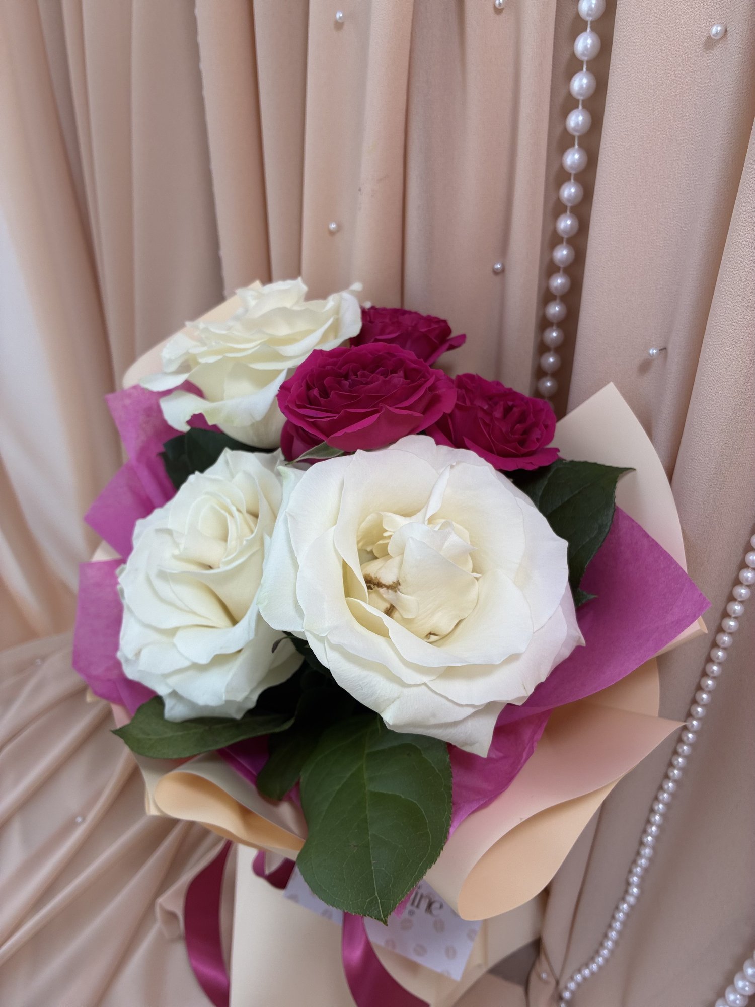 Ivory Raspberry – Buchet Elegant cu Trandafiri Albi și Miniroze Fuchsia - Imagine 4