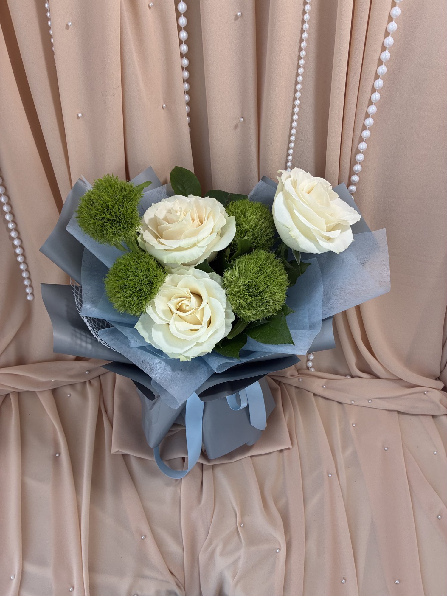 Nordic Pearl – Buchet Elegant cu Trandafiri Albi și Garoafe Verzi
