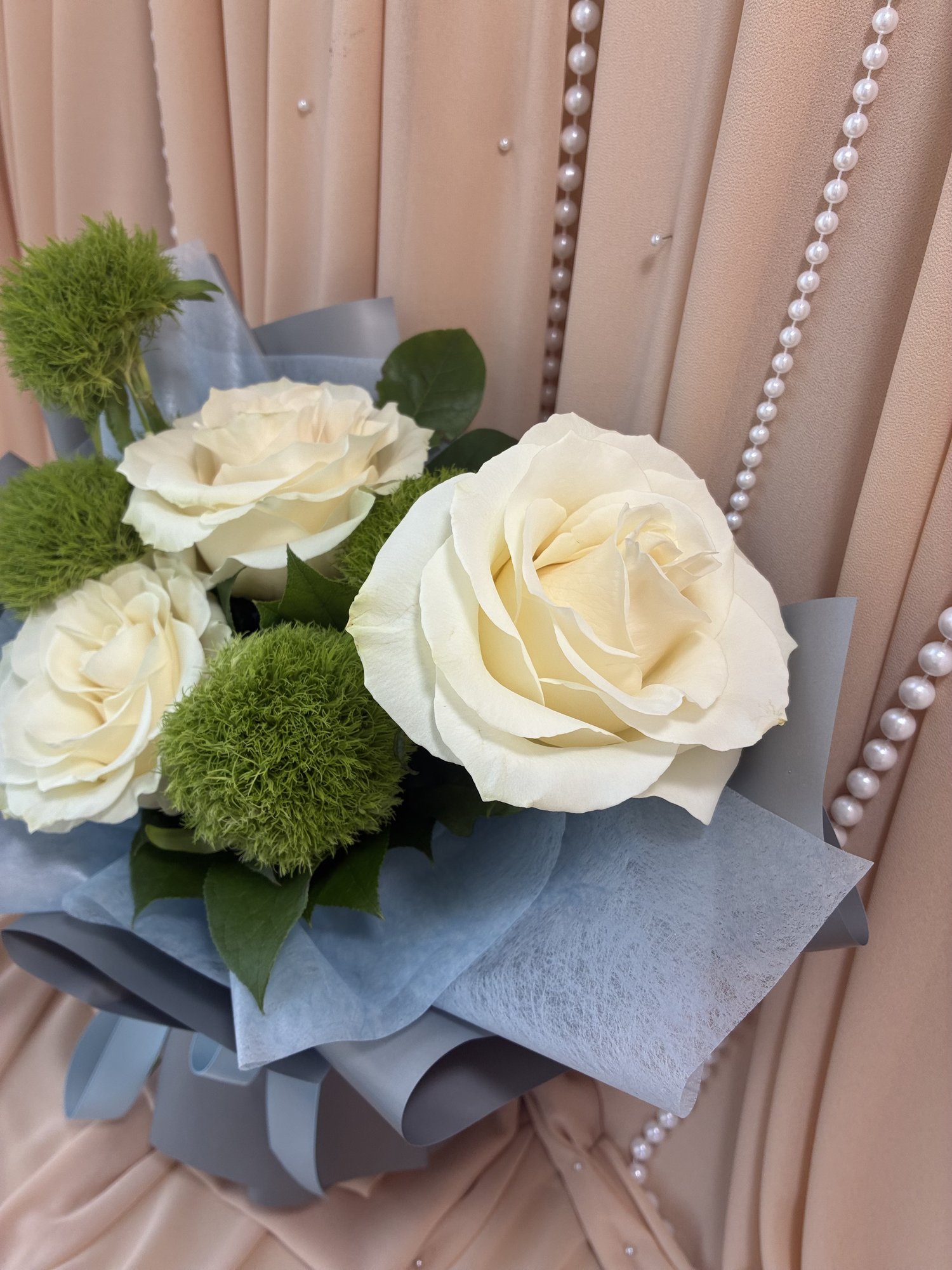 Nordic Pearl – Buchet Elegant cu Trandafiri Albi și Garoafe Verzi - Imagine 2