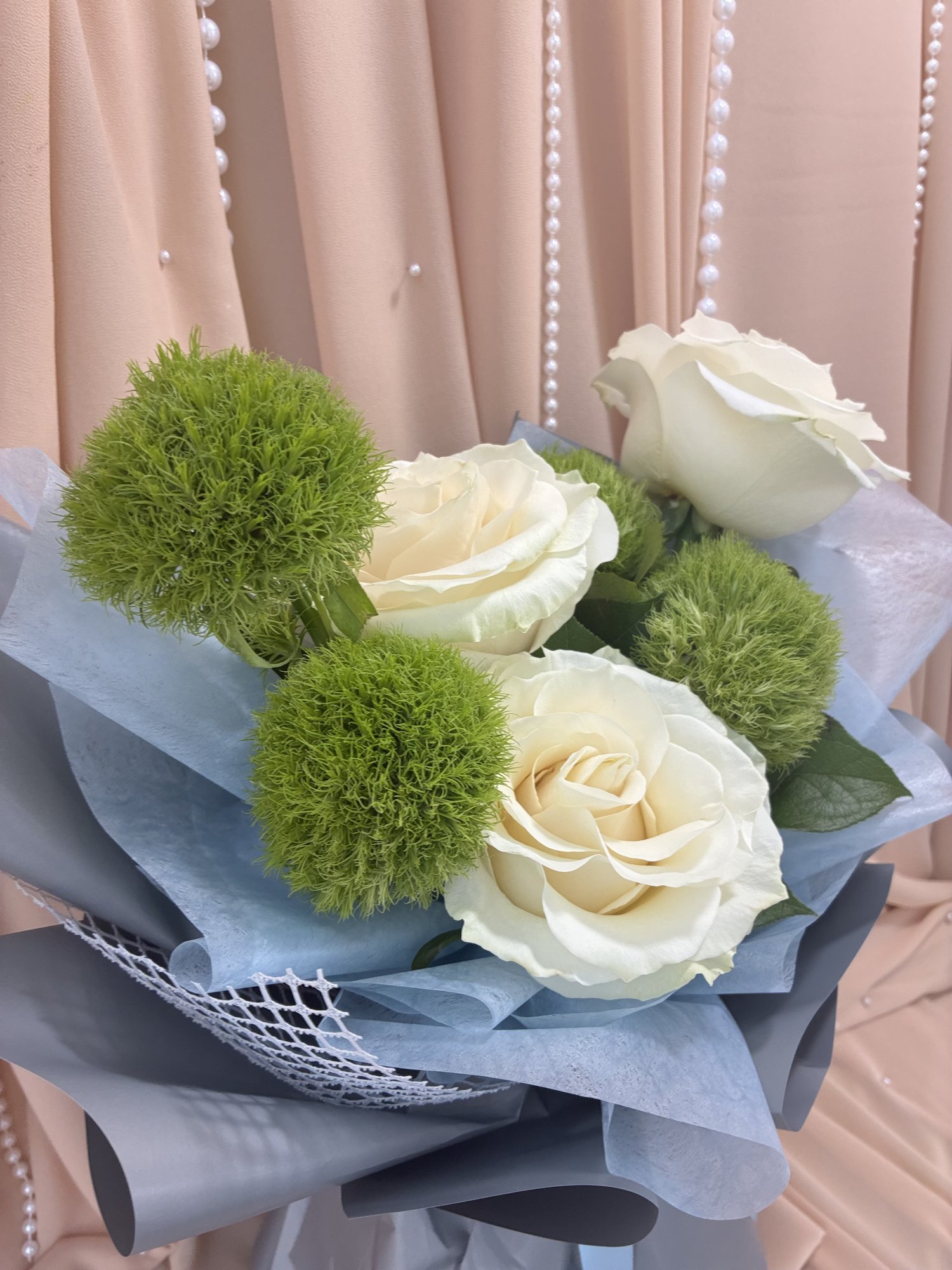 Nordic Pearl – Buchet Elegant cu Trandafiri Albi și Garoafe Verzi - Imagine 3
