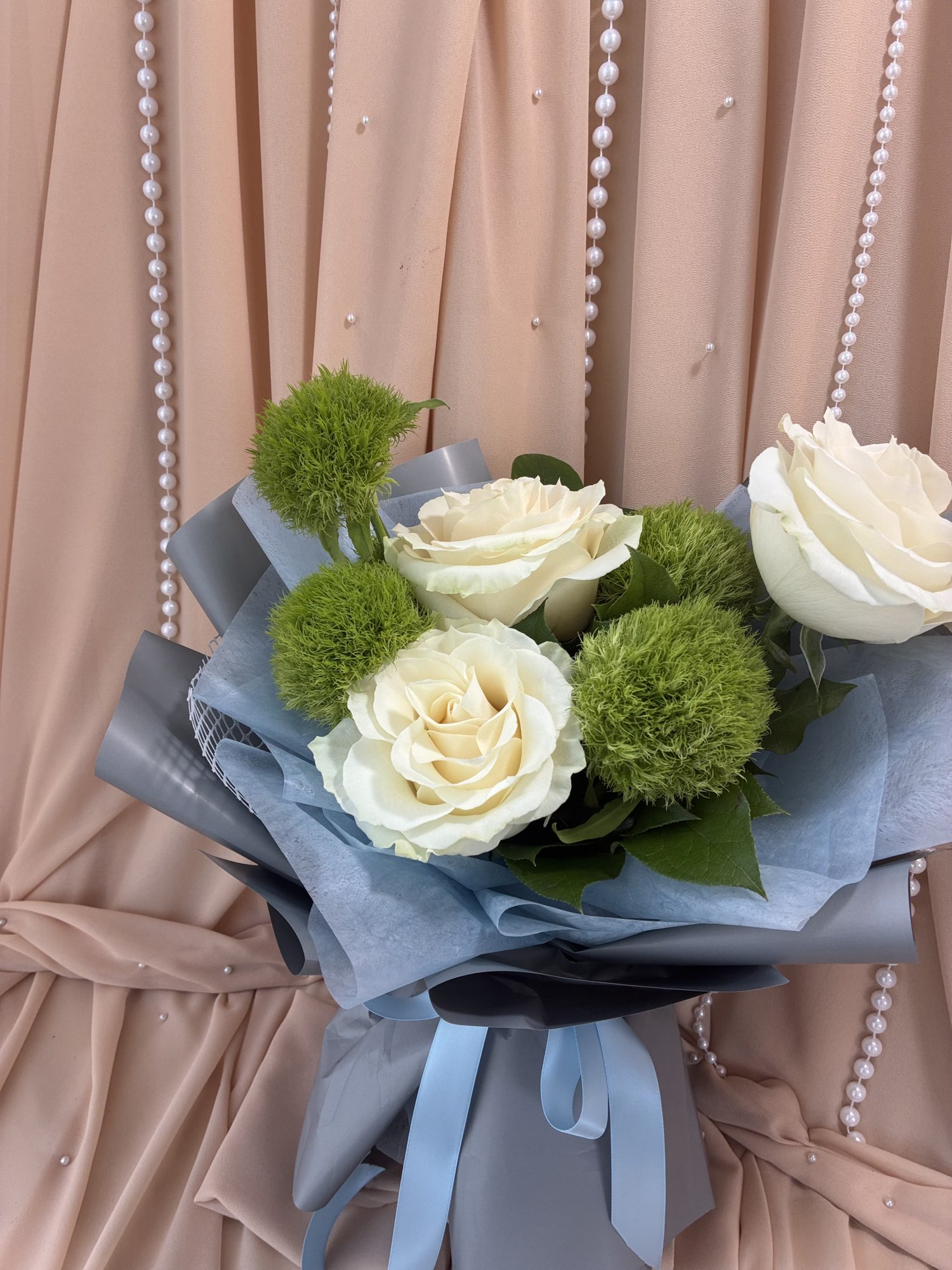 Nordic Pearl – Buchet Elegant cu Trandafiri Albi și Garoafe Verzi - Imagine 4