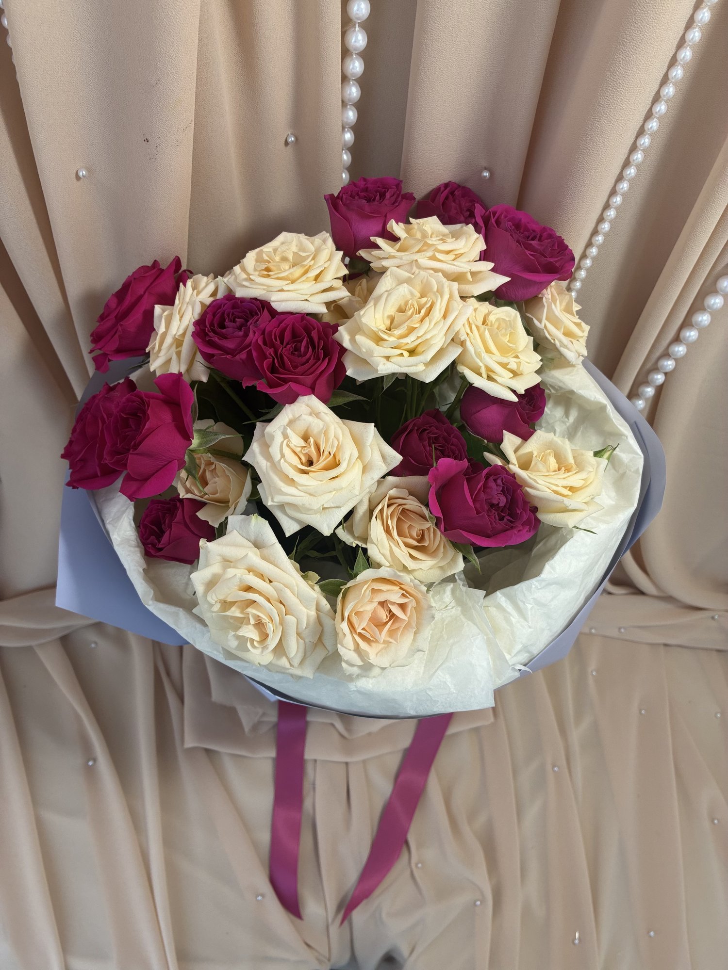 Velvet Vanilla – Buchet Premium cu Miniroze Fuchsia și Crem