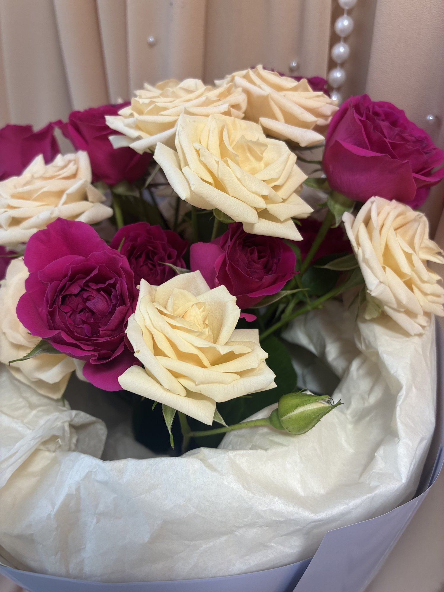 Velvet Vanilla – Buchet Premium cu Miniroze Fuchsia și Crem - Imagine 2