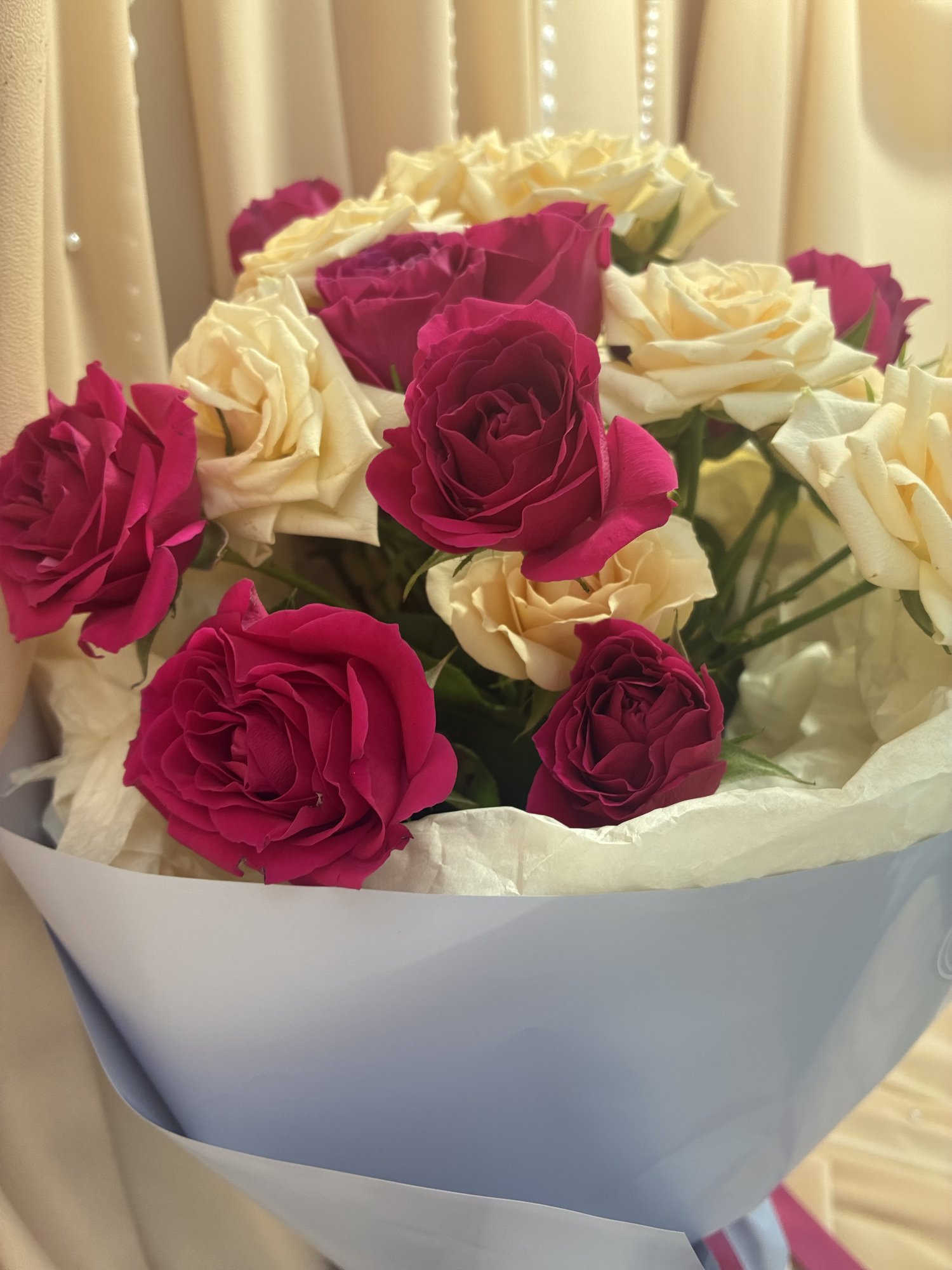 Velvet Vanilla – Buchet Premium cu Miniroze Fuchsia și Crem - Imagine 3