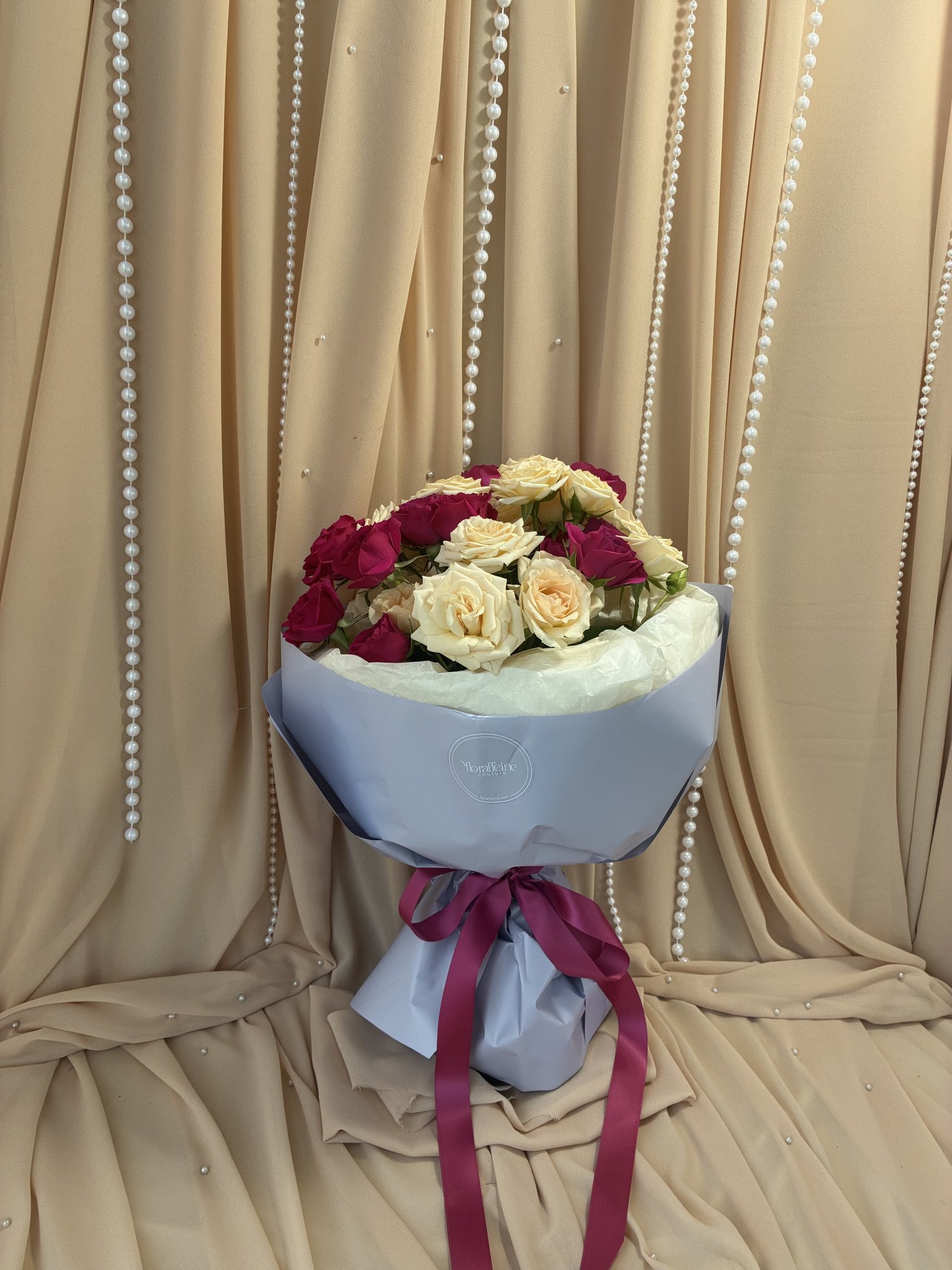 Velvet Vanilla – Buchet Premium cu Miniroze Fuchsia și Crem - Imagine 4