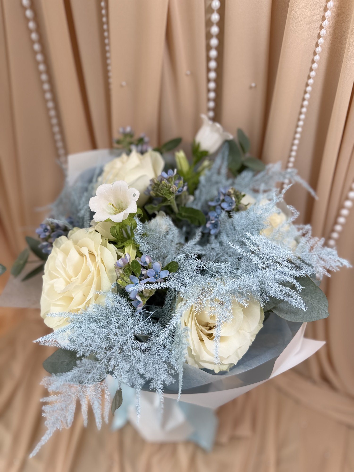 Blue Whisper Couture – Buchet premium cu trandafiri albi, Campanula și Oxypetalum