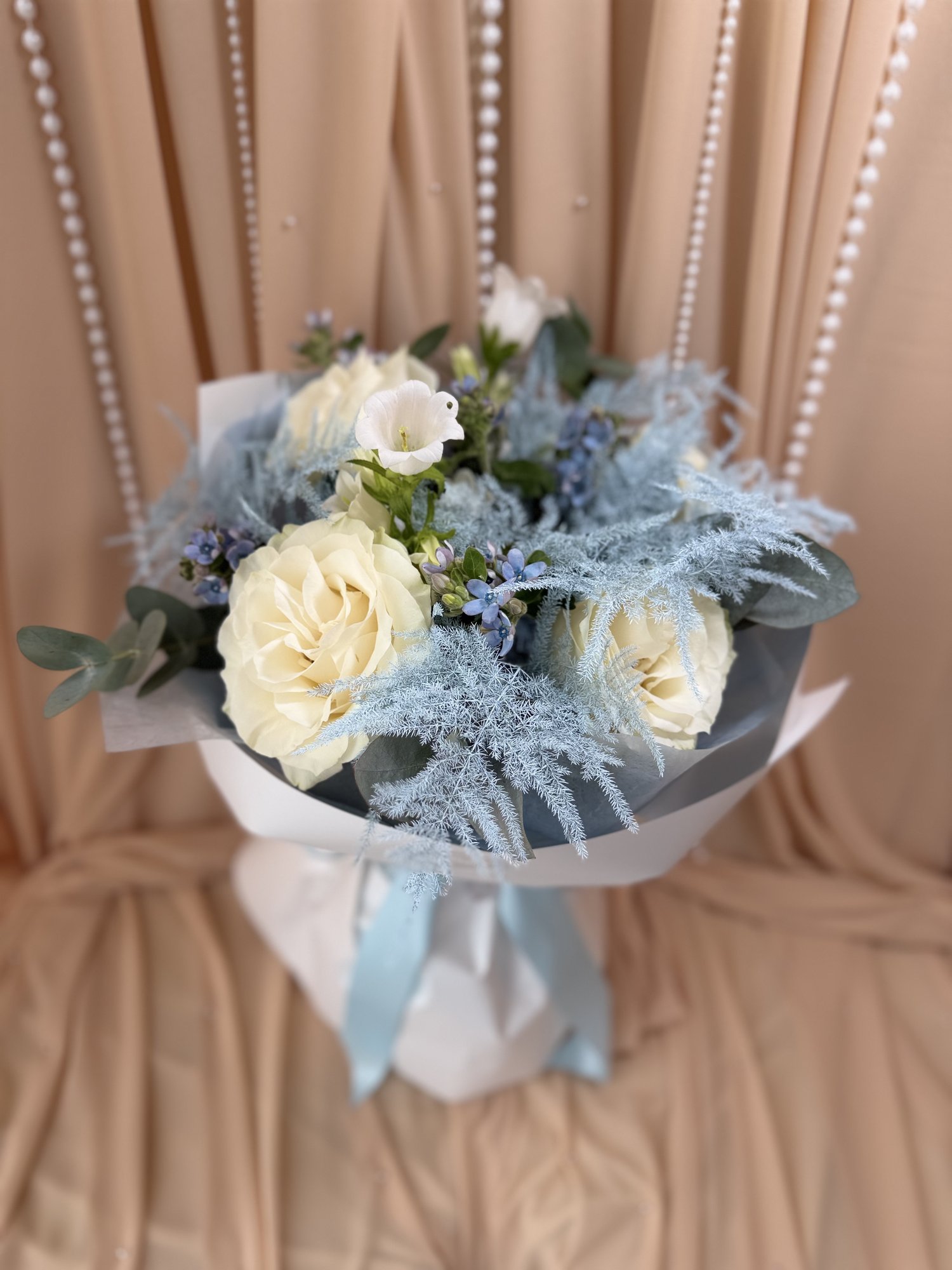 Blue Whisper Couture – Buchet premium cu trandafiri albi, Campanula și Oxypetalum - Imagine 2