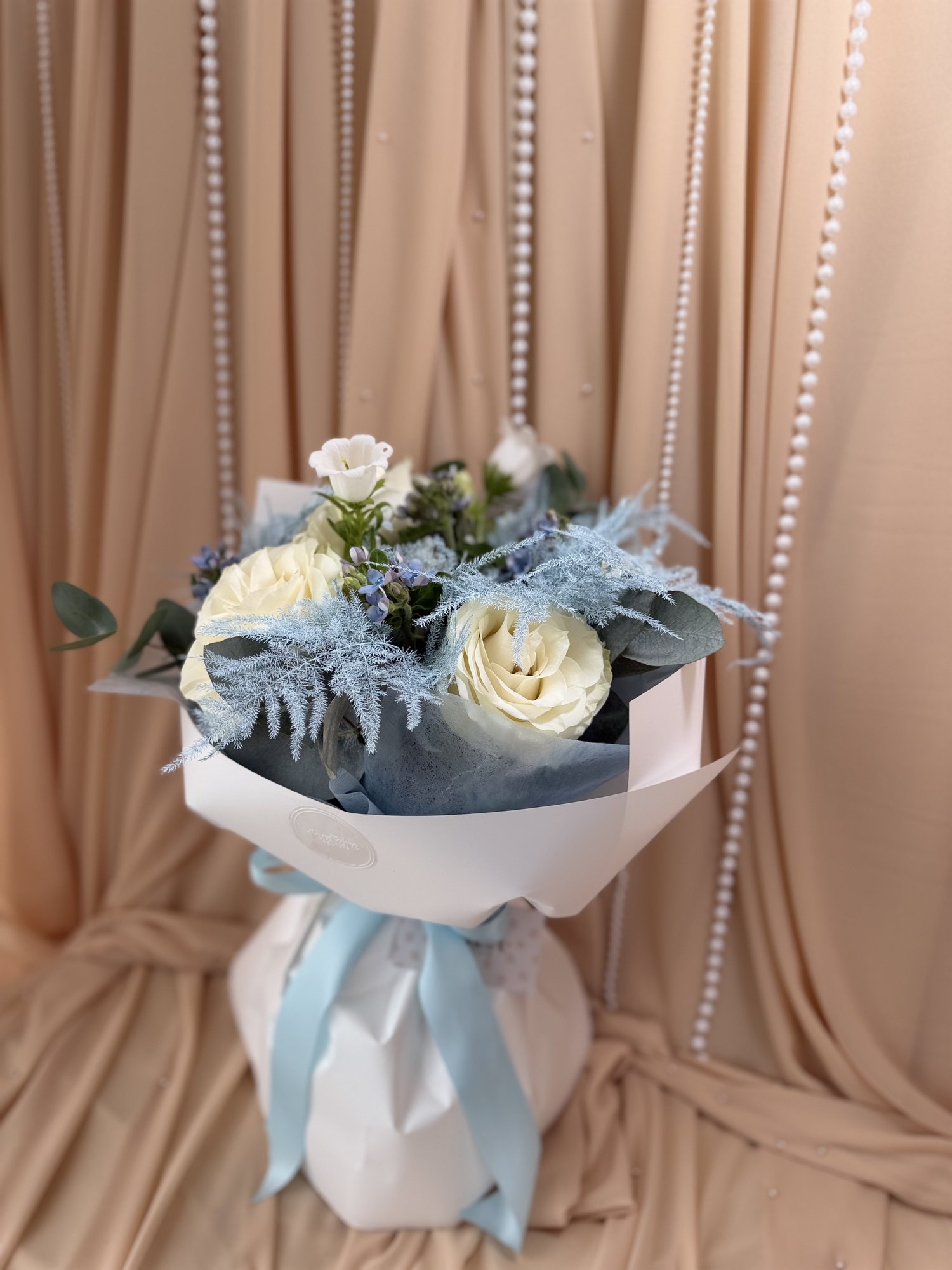 Blue Whisper Couture – Buchet premium cu trandafiri albi, Campanula și Oxypetalum - Imagine 3