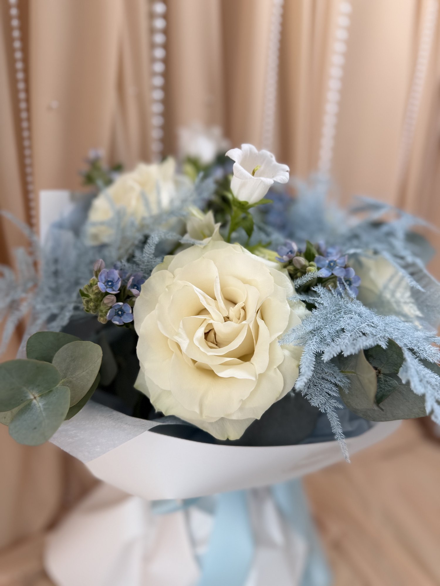 Blue Whisper Couture – Buchet premium cu trandafiri albi, Campanula și Oxypetalum - Imagine 4