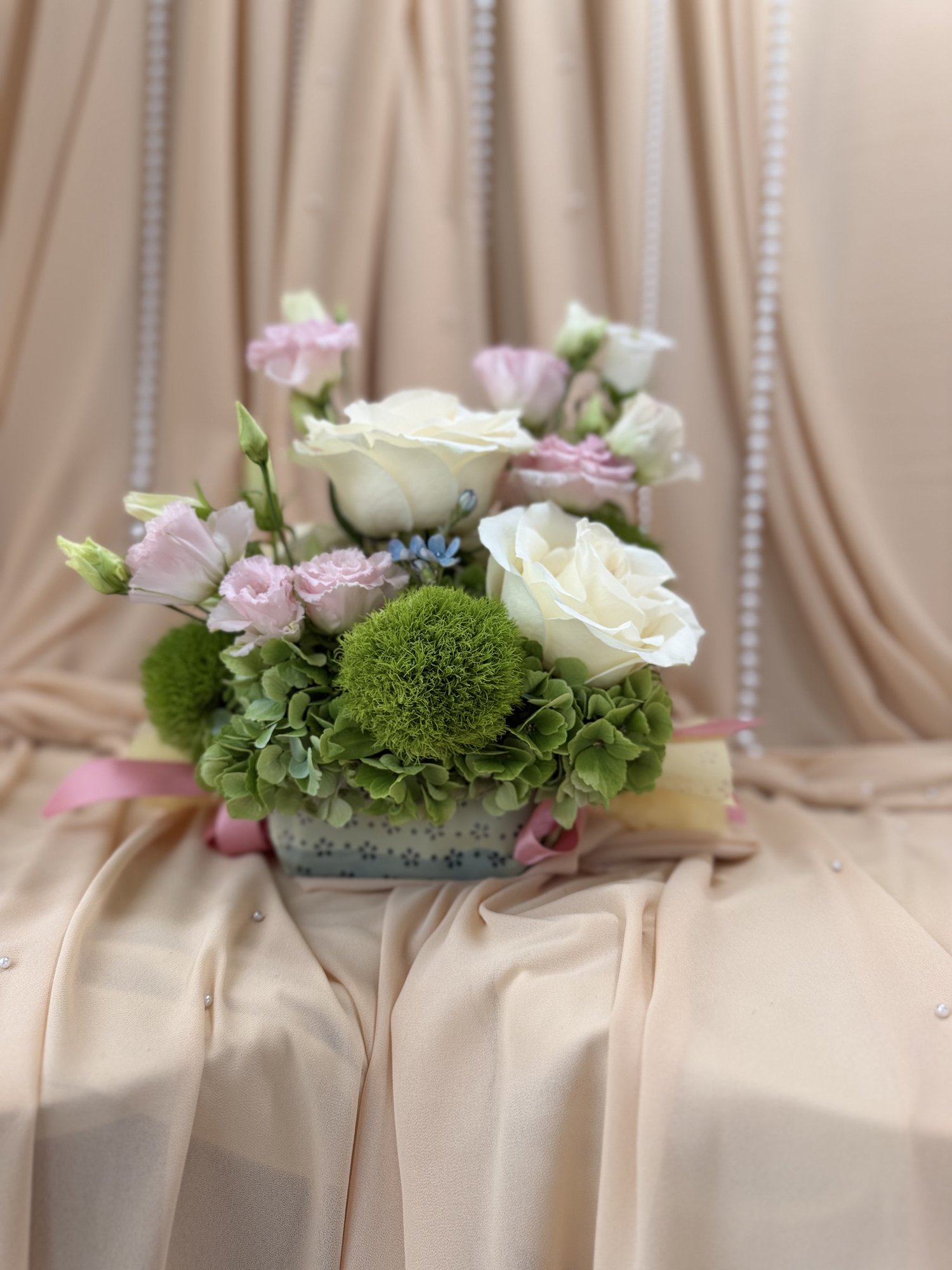 Pastel Bloom Couture – Aranjament floral premium cu trandafiri albi, hortensie verde și flori pastelate