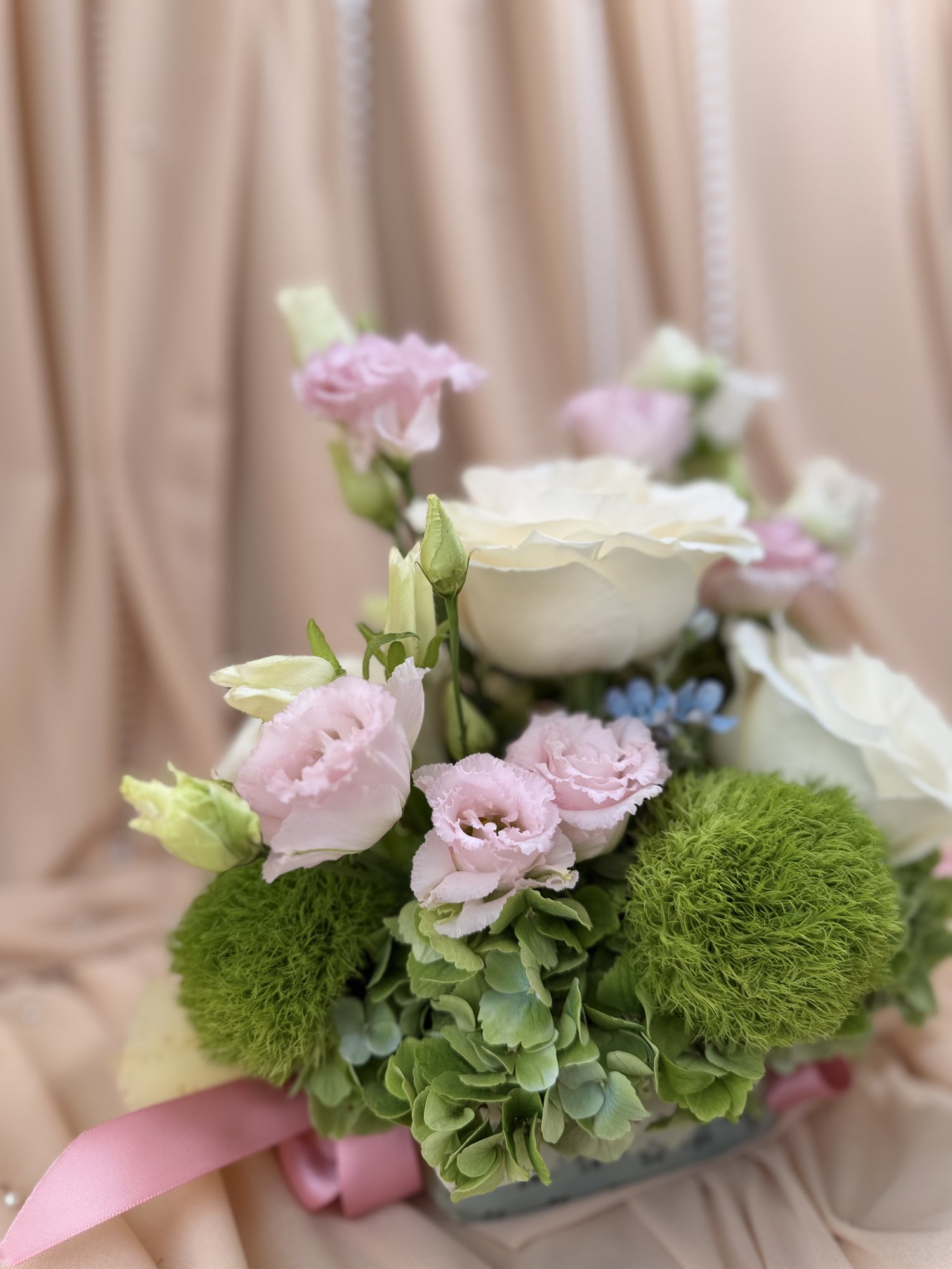 Pastel Bloom Couture – Aranjament floral premium cu trandafiri albi, hortensie verde și flori pastelate - Imagine 3