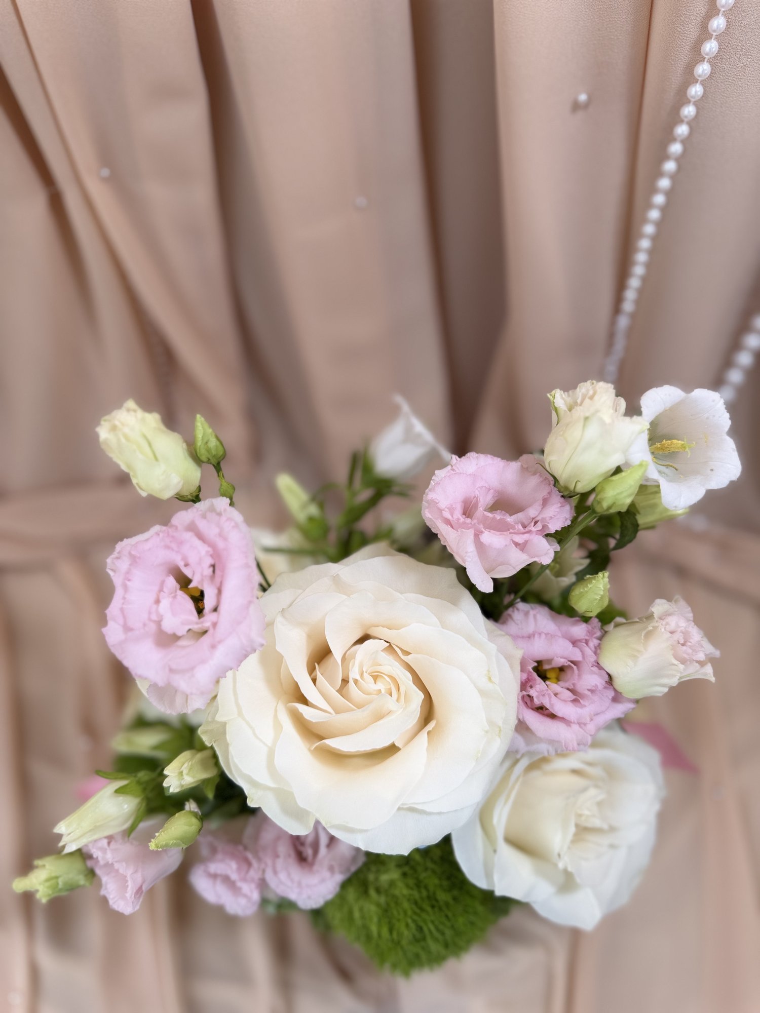 Pastel Bloom Couture – Aranjament floral premium cu trandafiri albi, hortensie verde și flori pastelate - Imagine 4