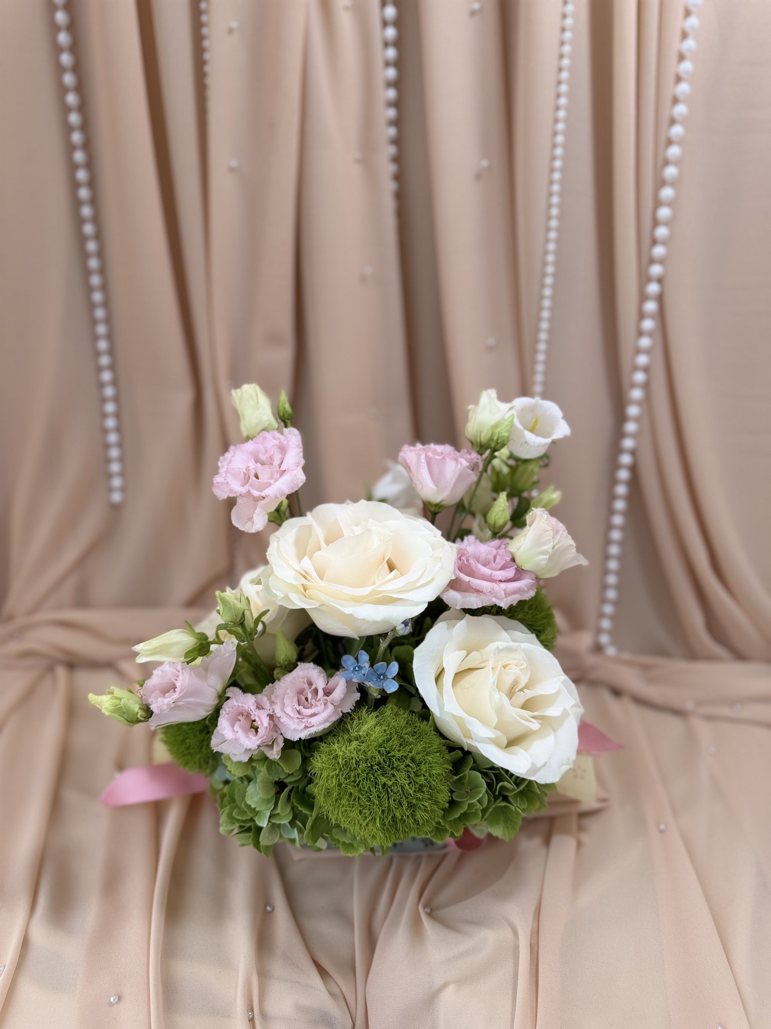 Pastel Bloom Couture – Aranjament floral premium cu trandafiri albi, hortensie verde și flori pastelate - Imagine 5