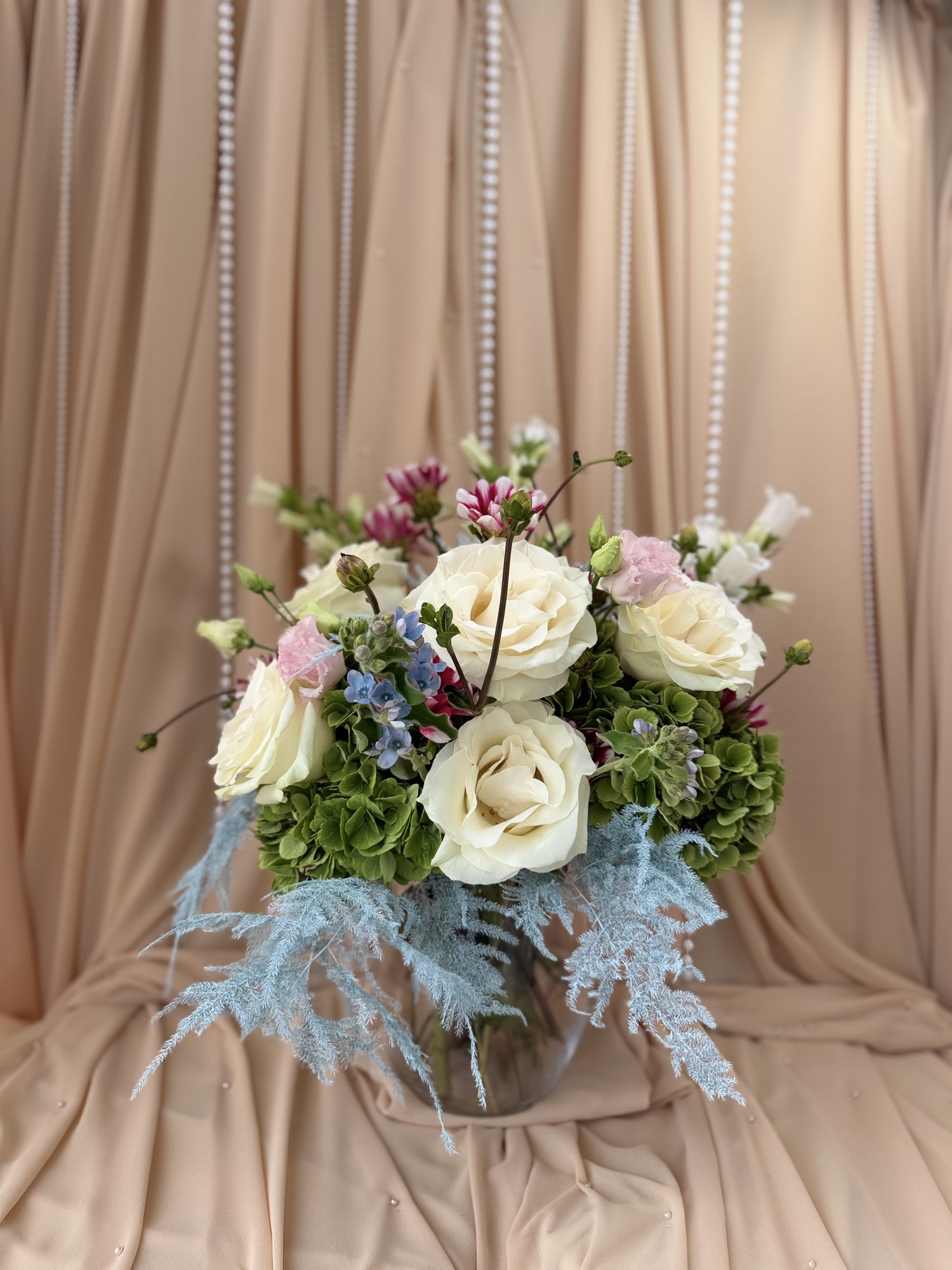 Ethereal Garden Couture – Aranjament floral premium cu hortensii verzi, trandafiri albi și dalii pastelate