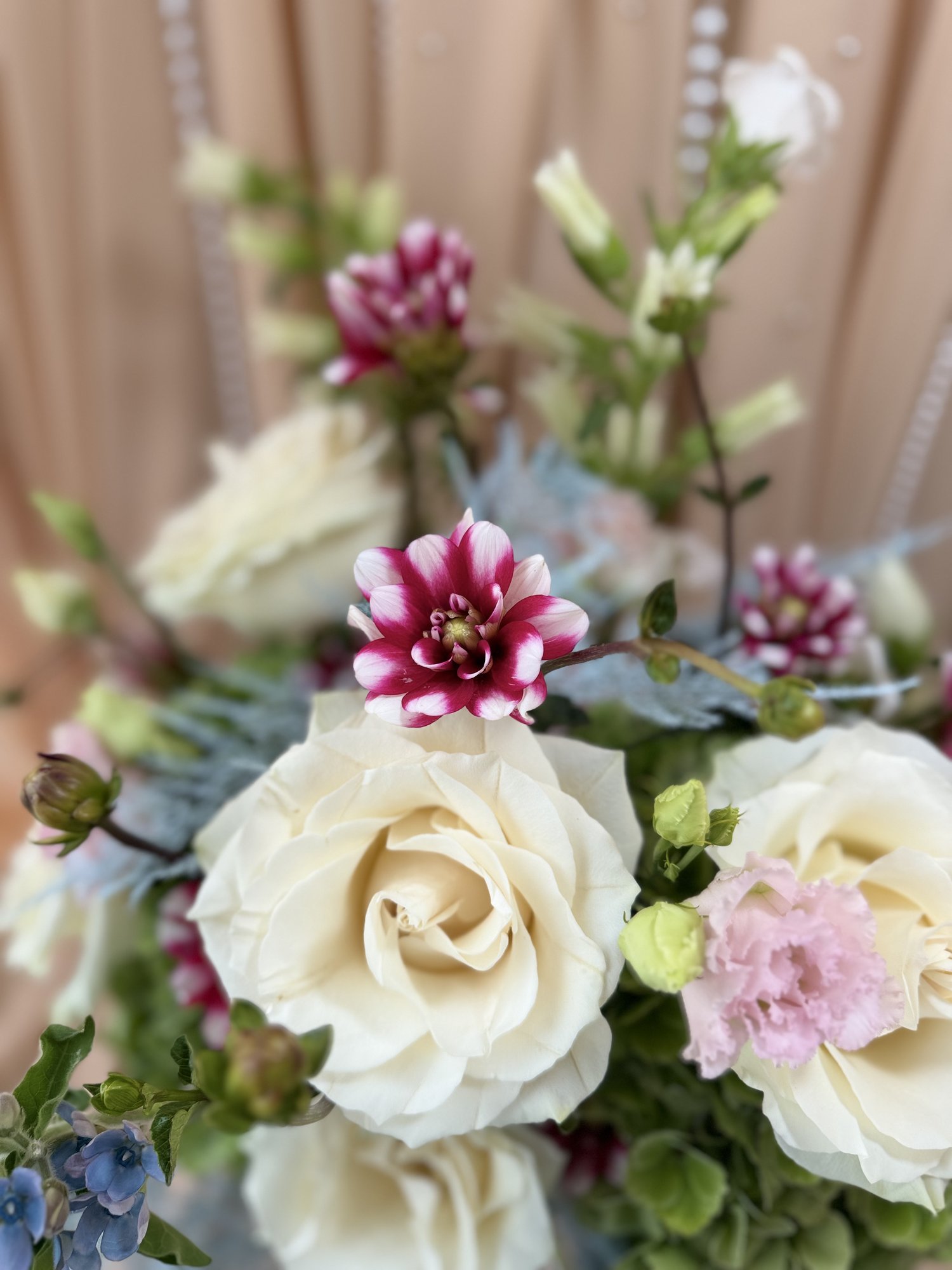 Ethereal Garden Couture – Aranjament floral premium cu hortensii verzi, trandafiri albi și dalii pastelate - Imagine 2