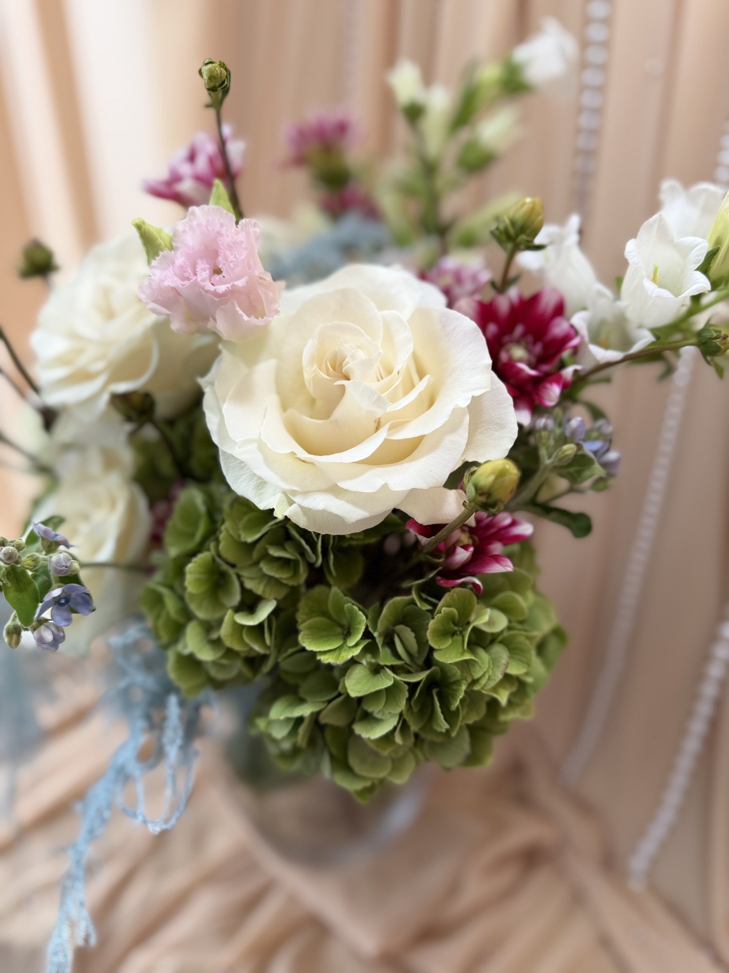 Ethereal Garden Couture – Aranjament floral premium cu hortensii verzi, trandafiri albi și dalii pastelate - Imagine 3