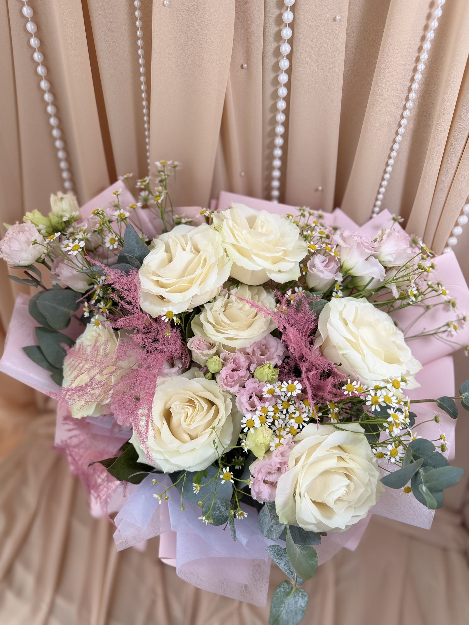 Blush Petals Couture – Buchet premium cu trandafiri albi, eustoma roz și mușețel decorativ