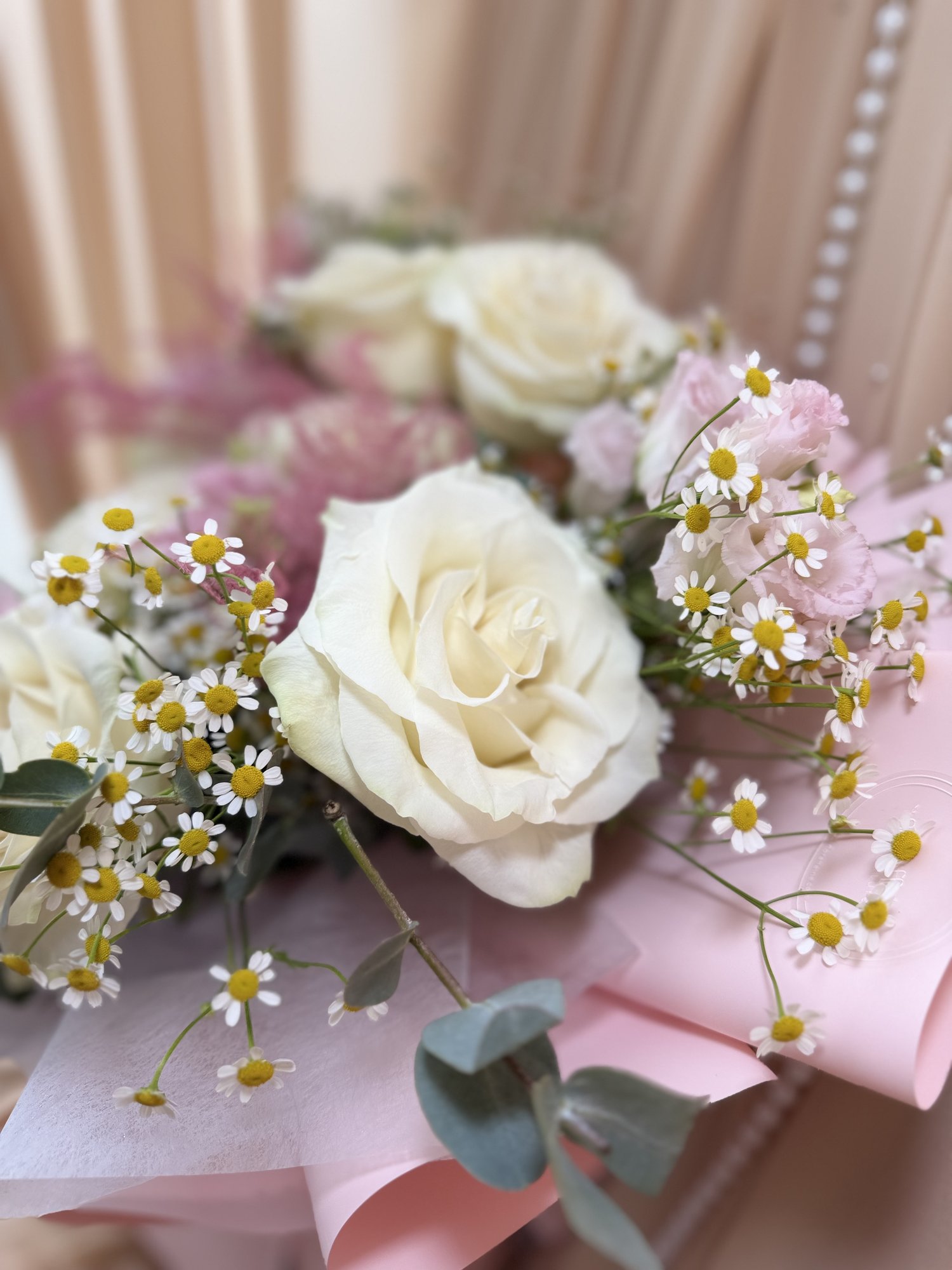 Blush Petals Couture – Buchet premium cu trandafiri albi, eustoma roz și mușețel decorativ - Imagine 2