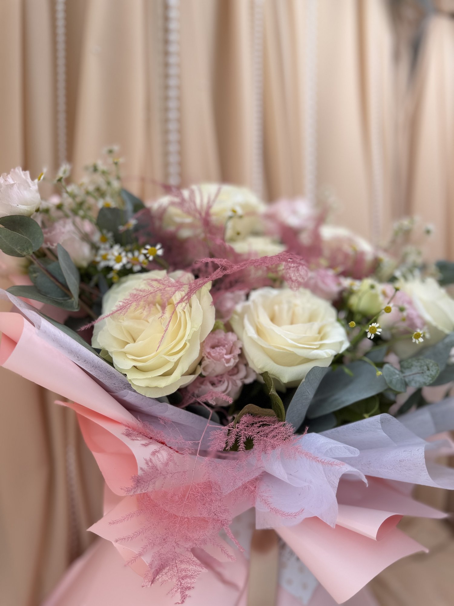 Blush Petals Couture – Buchet premium cu trandafiri albi, eustoma roz și mușețel decorativ - Imagine 3