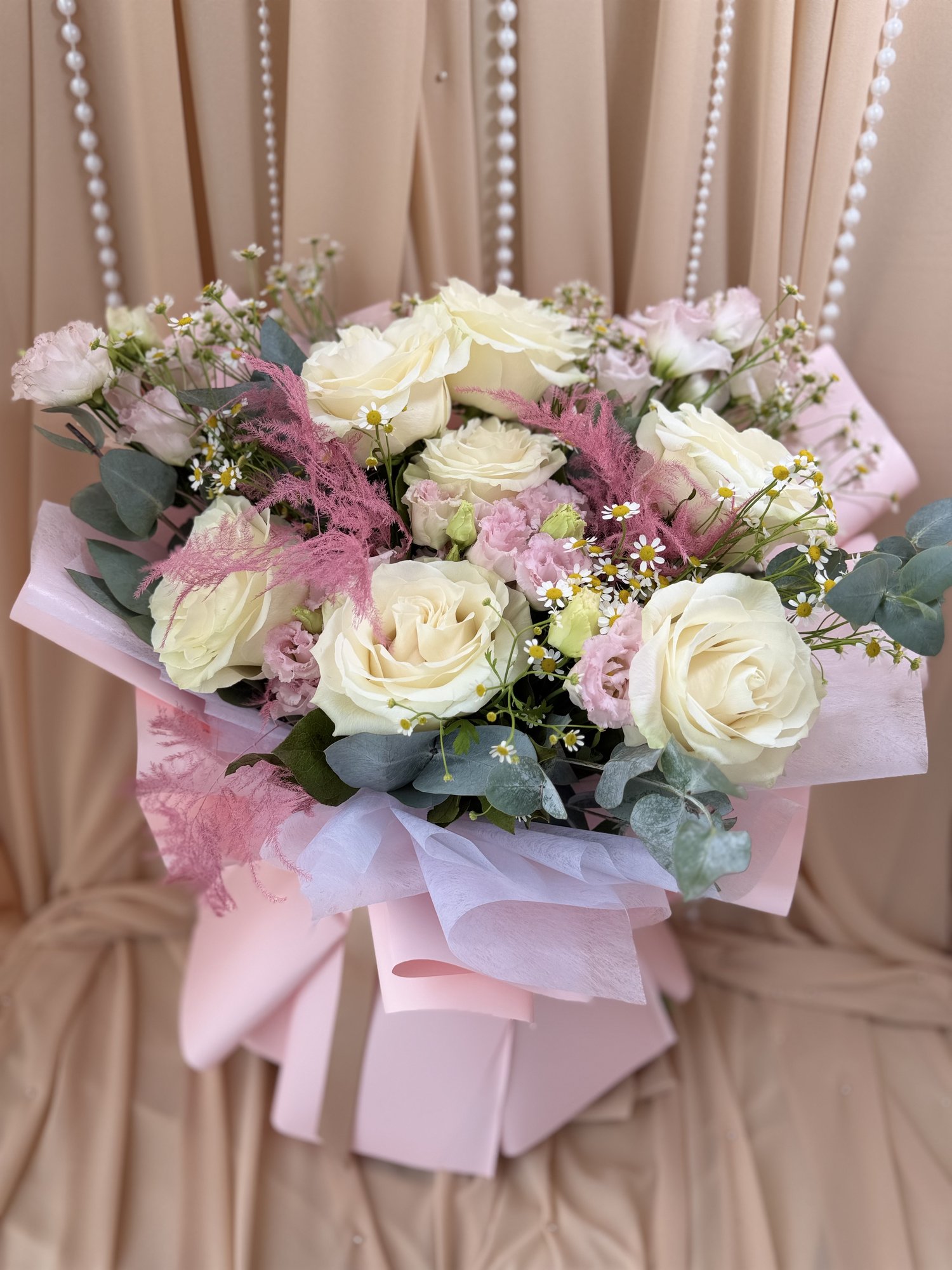 Blush Petals Couture – Buchet premium cu trandafiri albi, eustoma roz și mușețel decorativ - Imagine 4