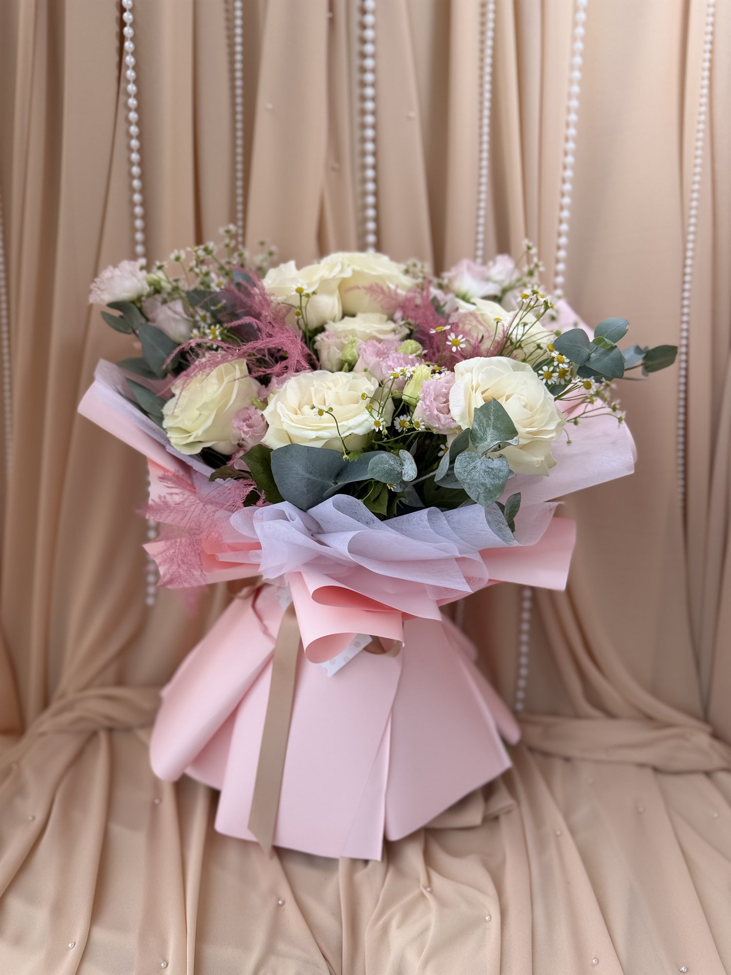 Blush Petals Couture – Buchet premium cu trandafiri albi, eustoma roz și mușețel decorativ - Imagine 5
