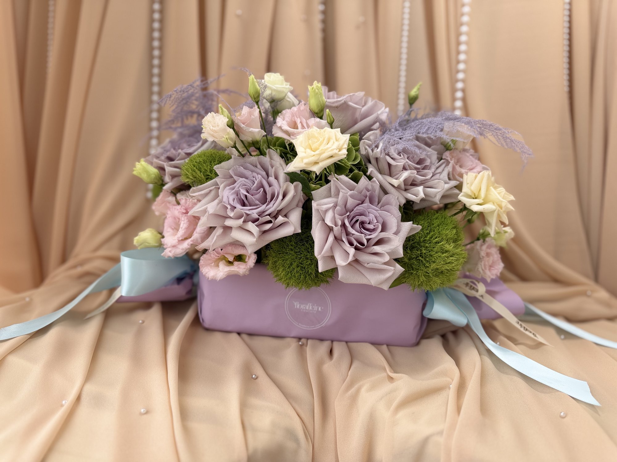 Lavender Candy Couture – Aranjament floral premium în suport tip bomboană cu trandafiri lavandă și hortensii