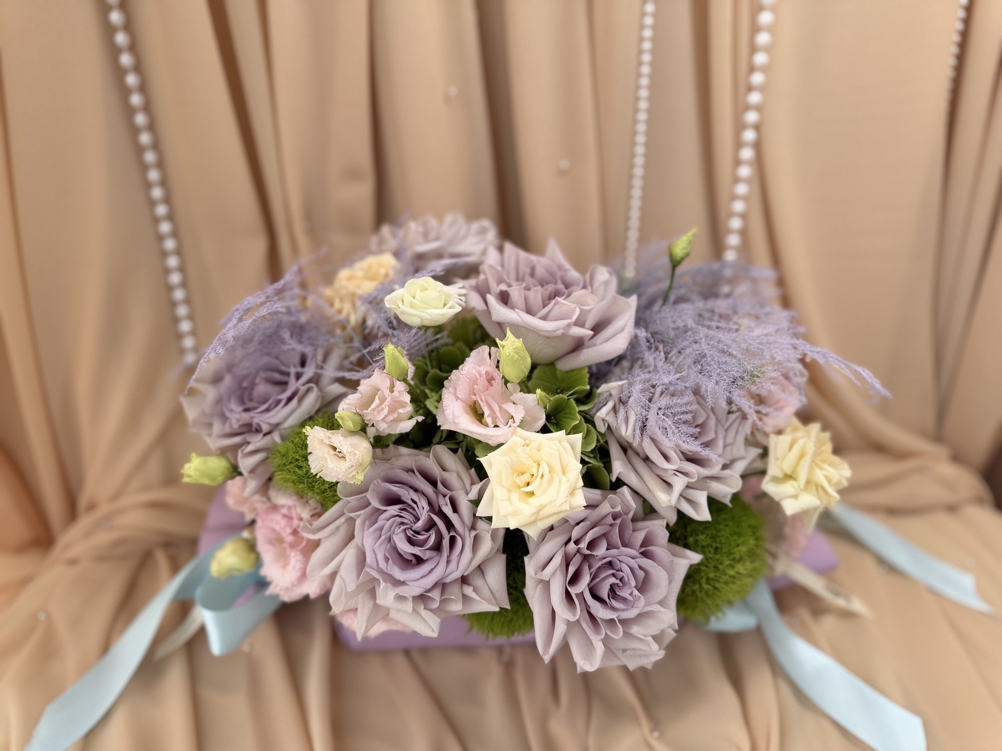 Lavender Candy Couture – Aranjament floral premium în suport tip bomboană cu trandafiri lavandă și hortensii - Imagine 2