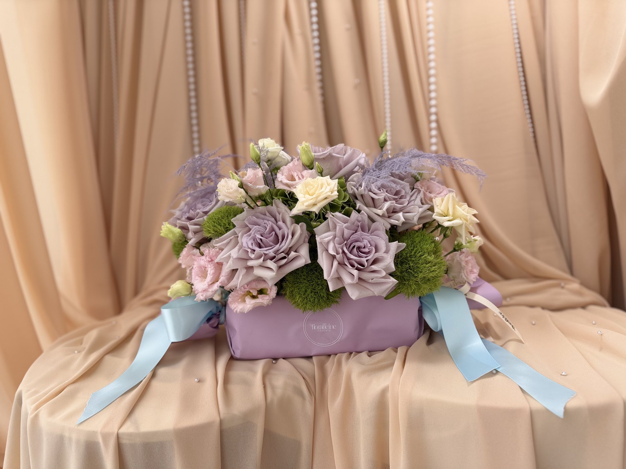 Lavender Candy Couture – Aranjament floral premium în suport tip bomboană cu trandafiri lavandă și hortensii - Imagine 3