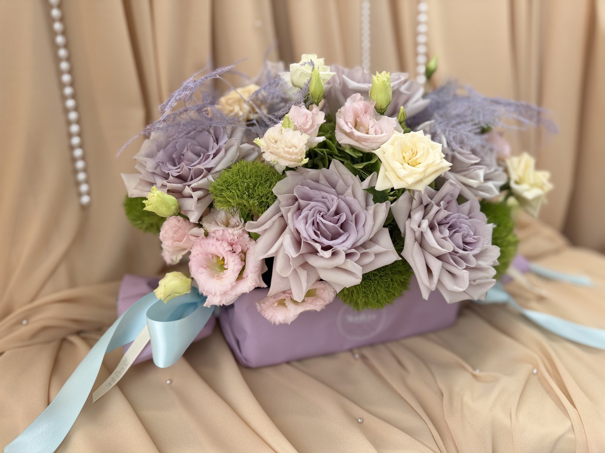 Lavender Candy Couture – Aranjament floral premium în suport tip bomboană cu trandafiri lavandă și hortensii - Imagine 4