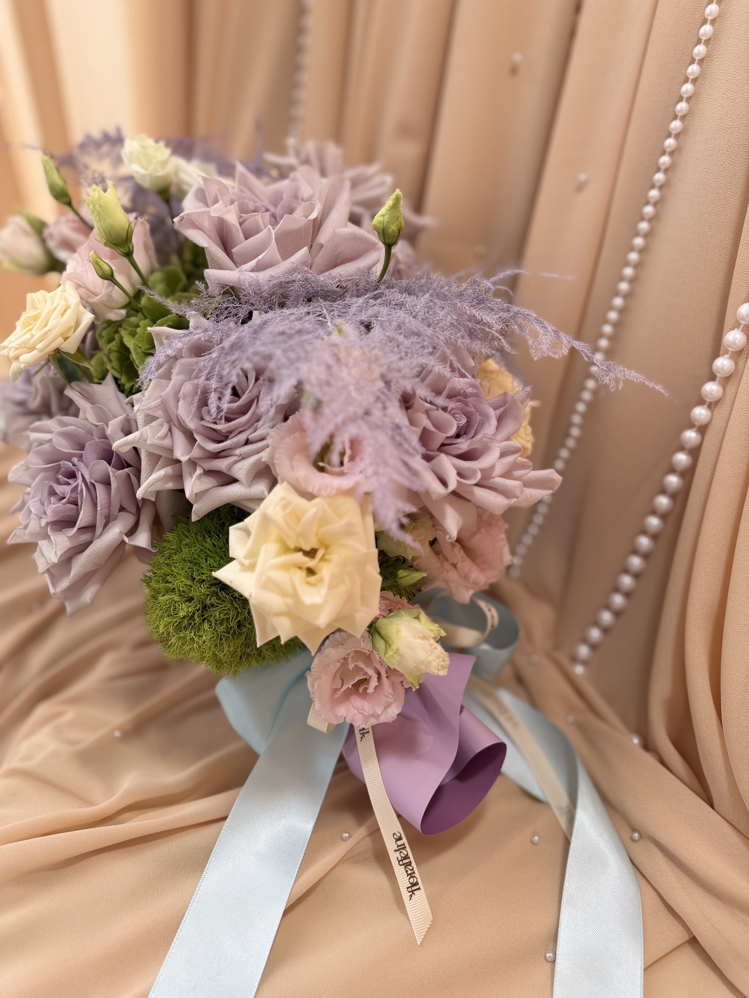 Lavender Candy Couture – Aranjament floral premium în suport tip bomboană cu trandafiri lavandă și hortensii - Imagine 5