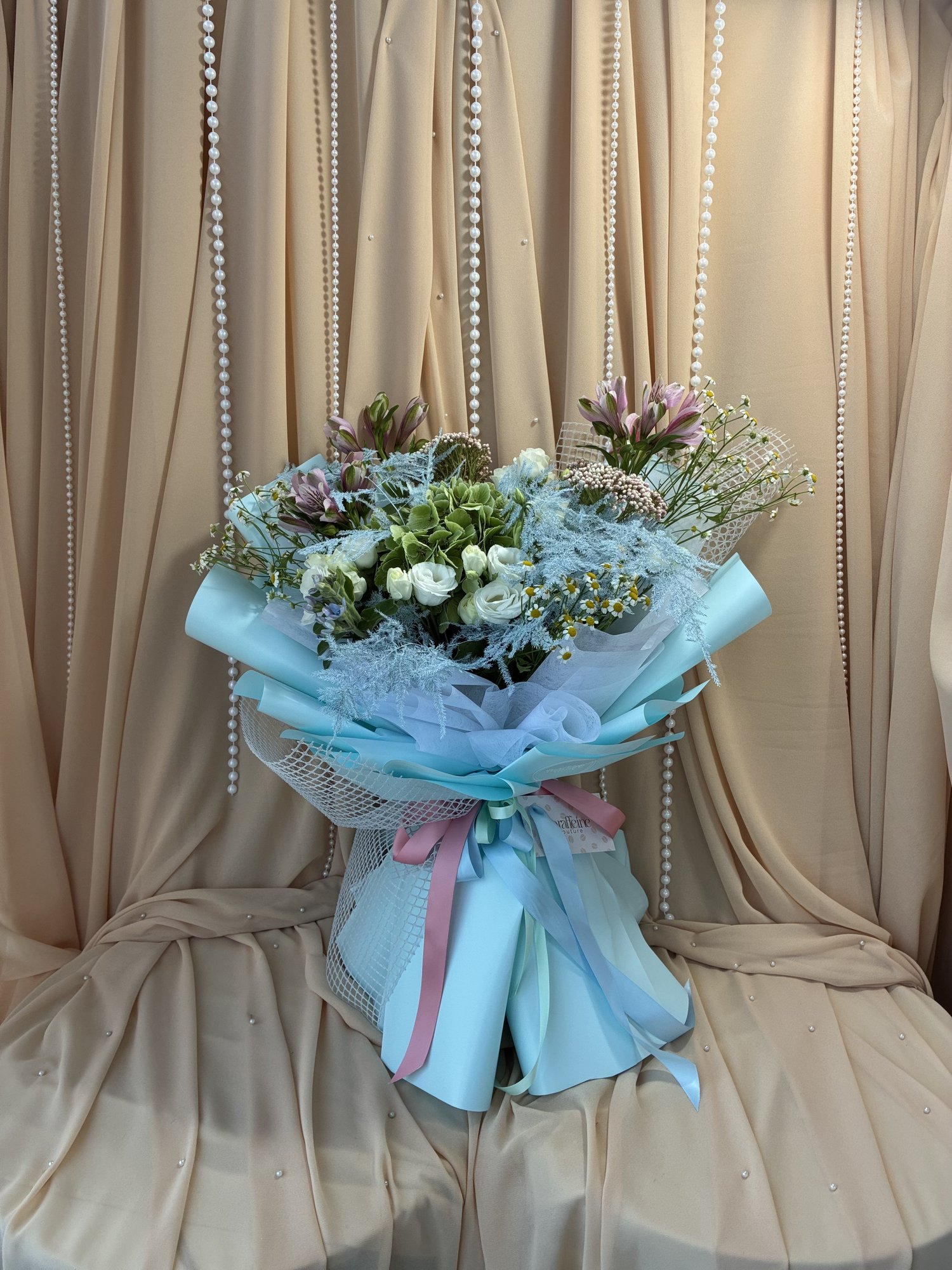 Azure Meadow Couture – Buchet premium cu hortensie verde, Eustoma și Alstroemeria pastel