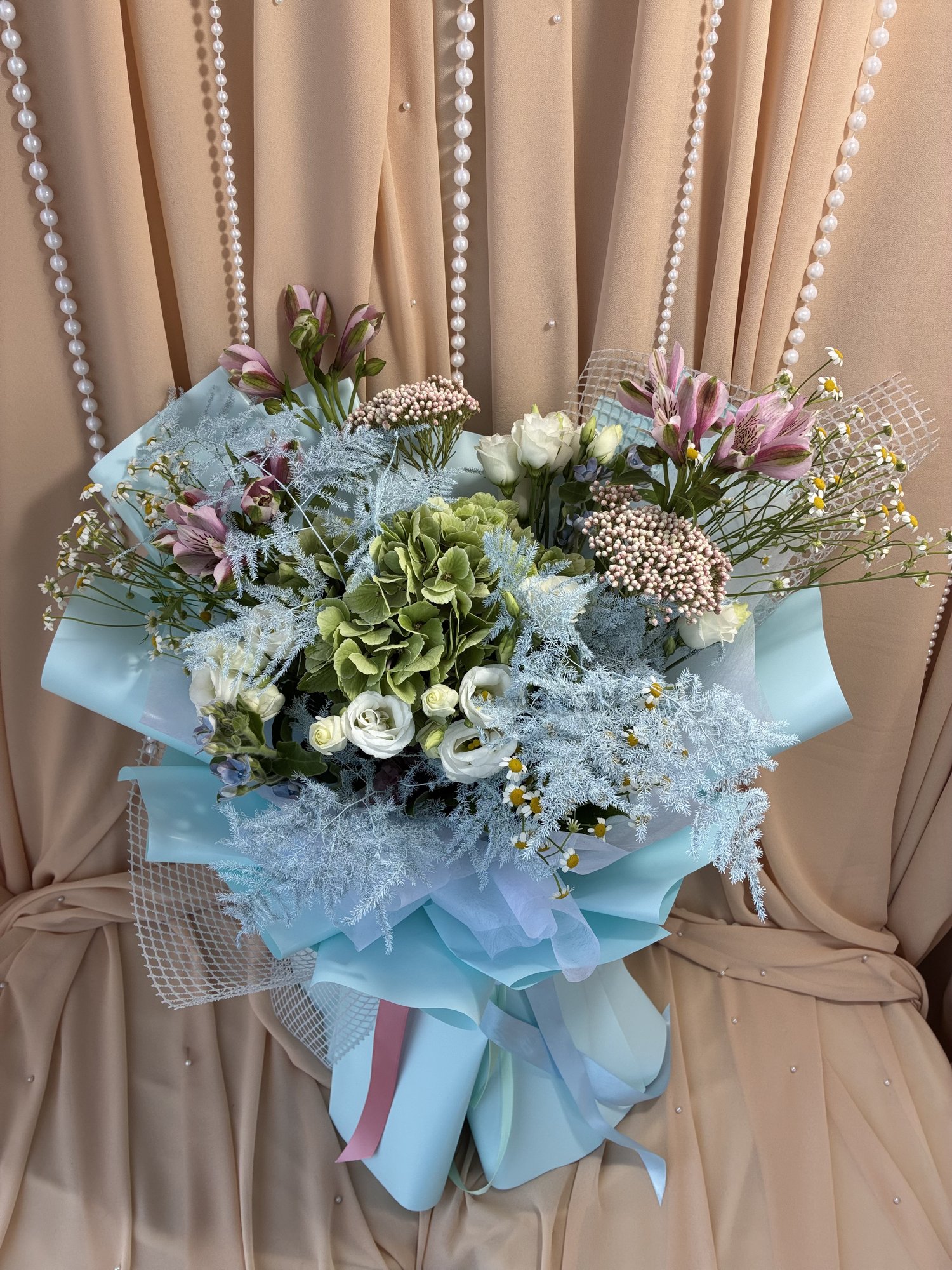 Azure Meadow Couture – Buchet premium cu hortensie verde, Eustoma și Alstroemeria pastel - Imagine 2