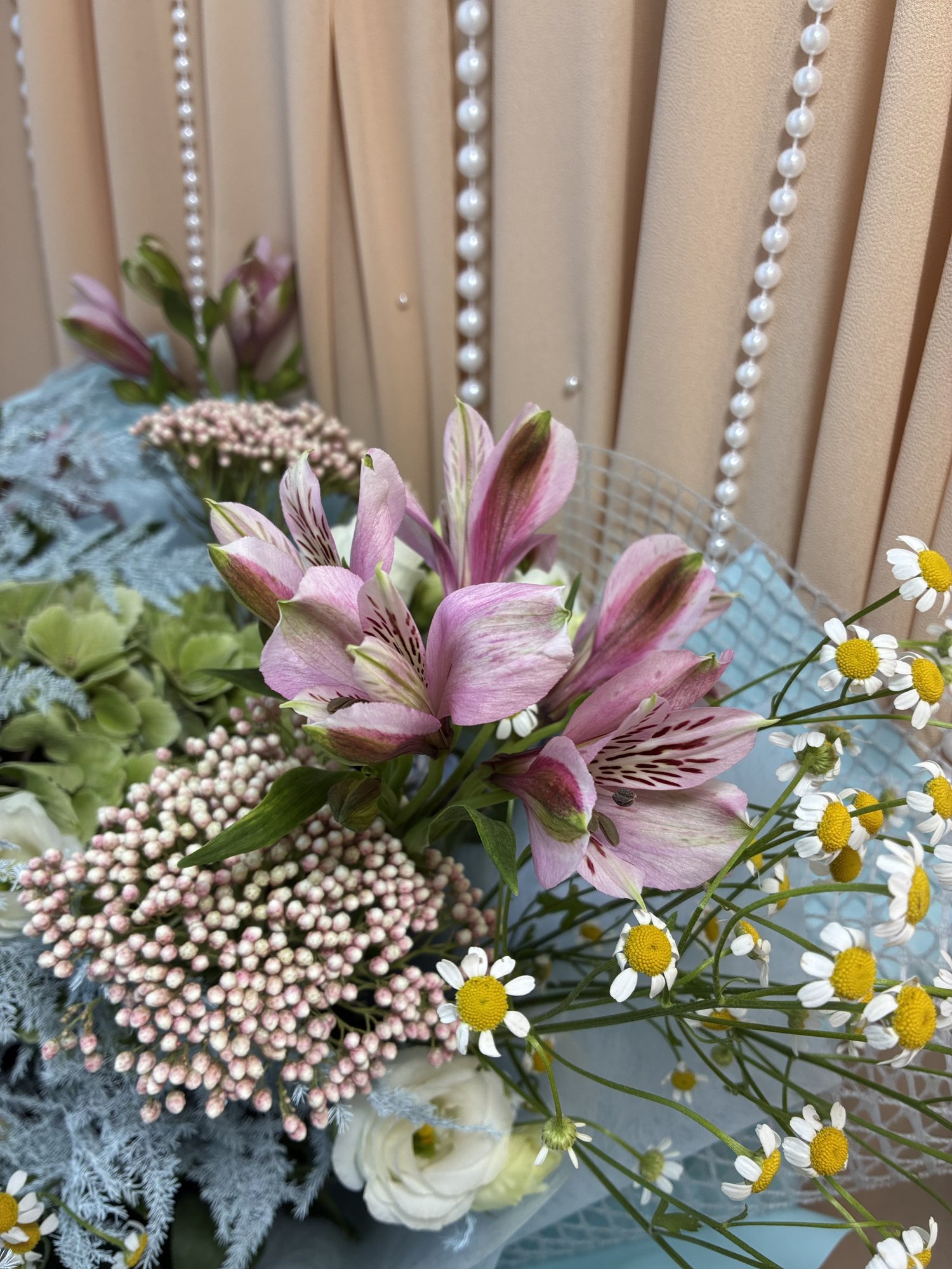 Azure Meadow Couture – Buchet premium cu hortensie verde, Eustoma și Alstroemeria pastel - Imagine 3