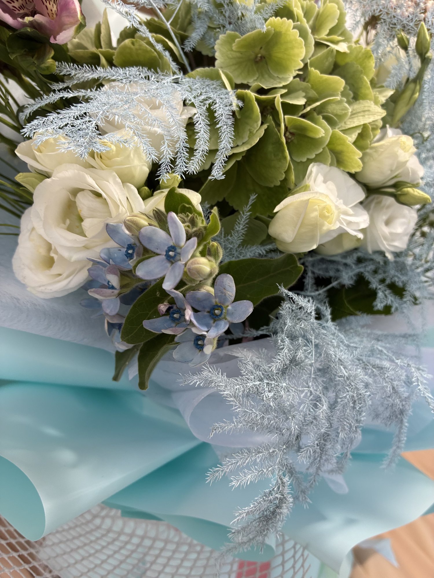 Azure Meadow Couture – Buchet premium cu hortensie verde, Eustoma și Alstroemeria pastel - Imagine 4