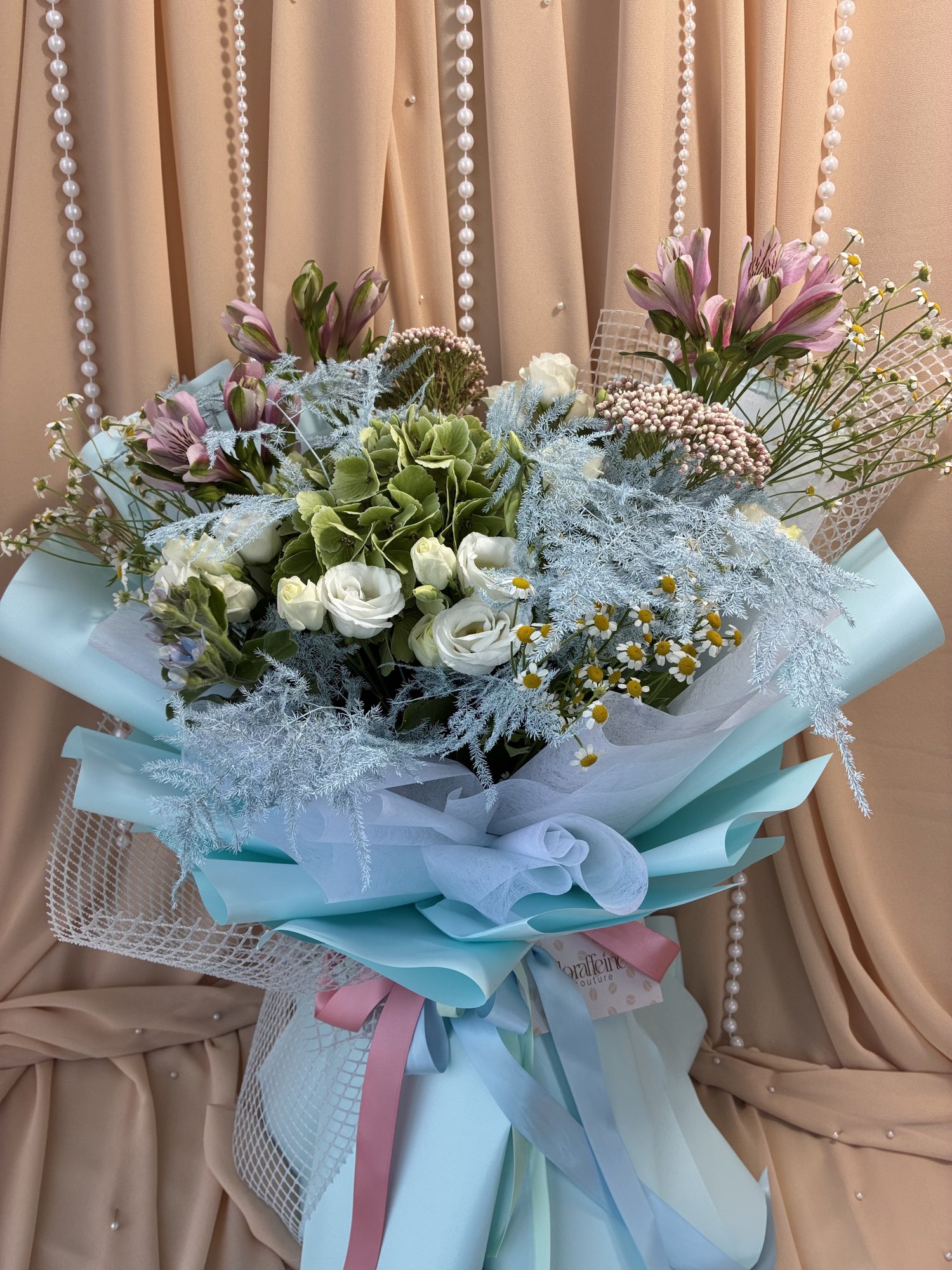 Azure Meadow Couture – Buchet premium cu hortensie verde, Eustoma și Alstroemeria pastel - Imagine 6