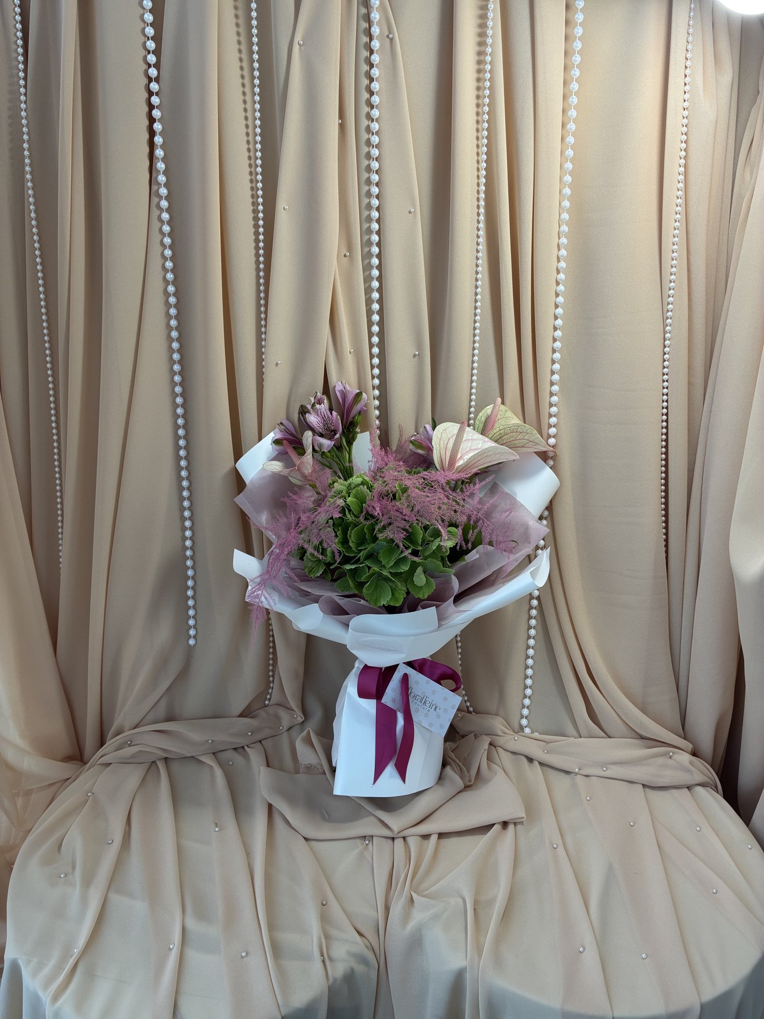 Blush Emerald Couture – Buchet premium cu hortensie verde, Anthurium și Alstroemeria
