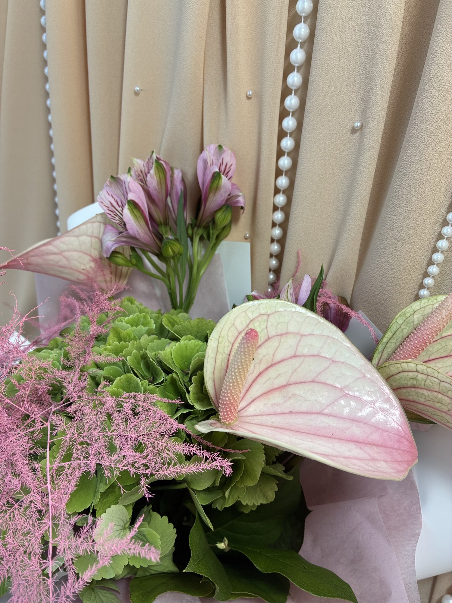 Blush Emerald Couture – Buchet premium cu hortensie verde, Anthurium și Alstroemeria - Imagine 2