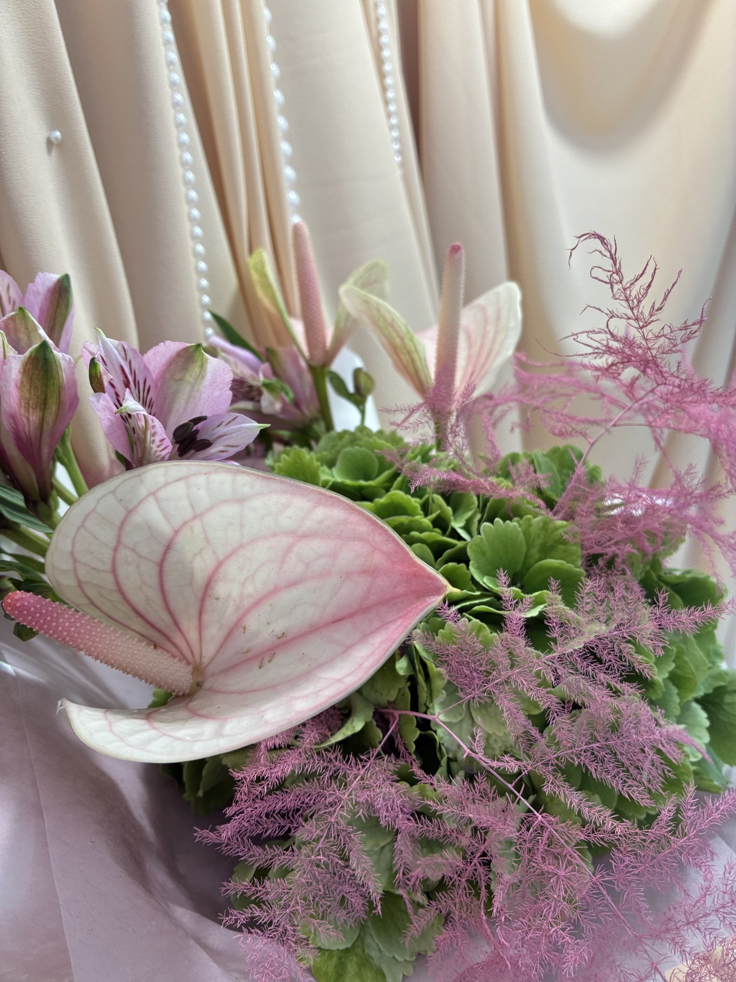 Blush Emerald Couture – Buchet premium cu hortensie verde, Anthurium și Alstroemeria - Imagine 3