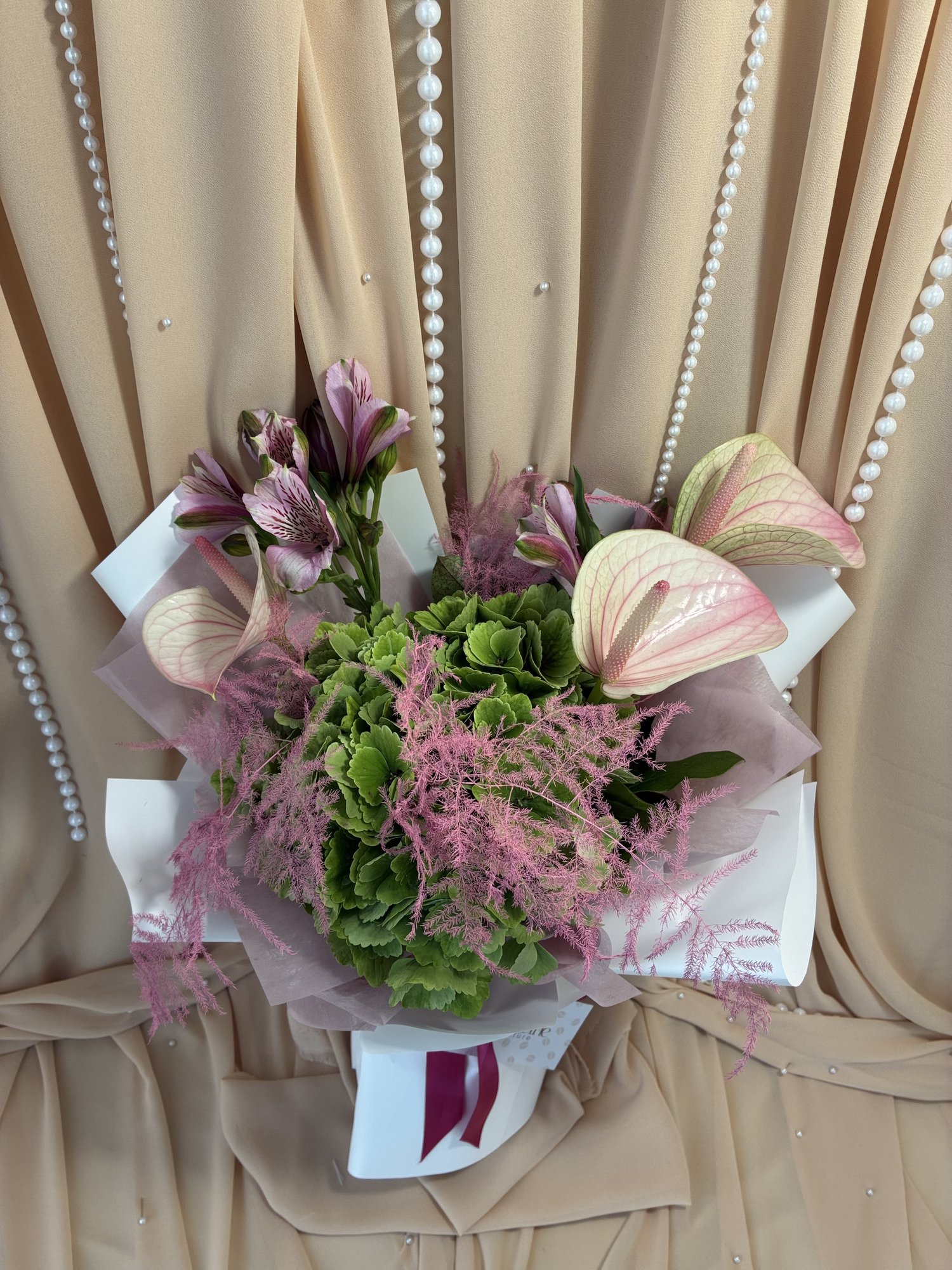 Blush Emerald Couture – Buchet premium cu hortensie verde, Anthurium și Alstroemeria - Imagine 4