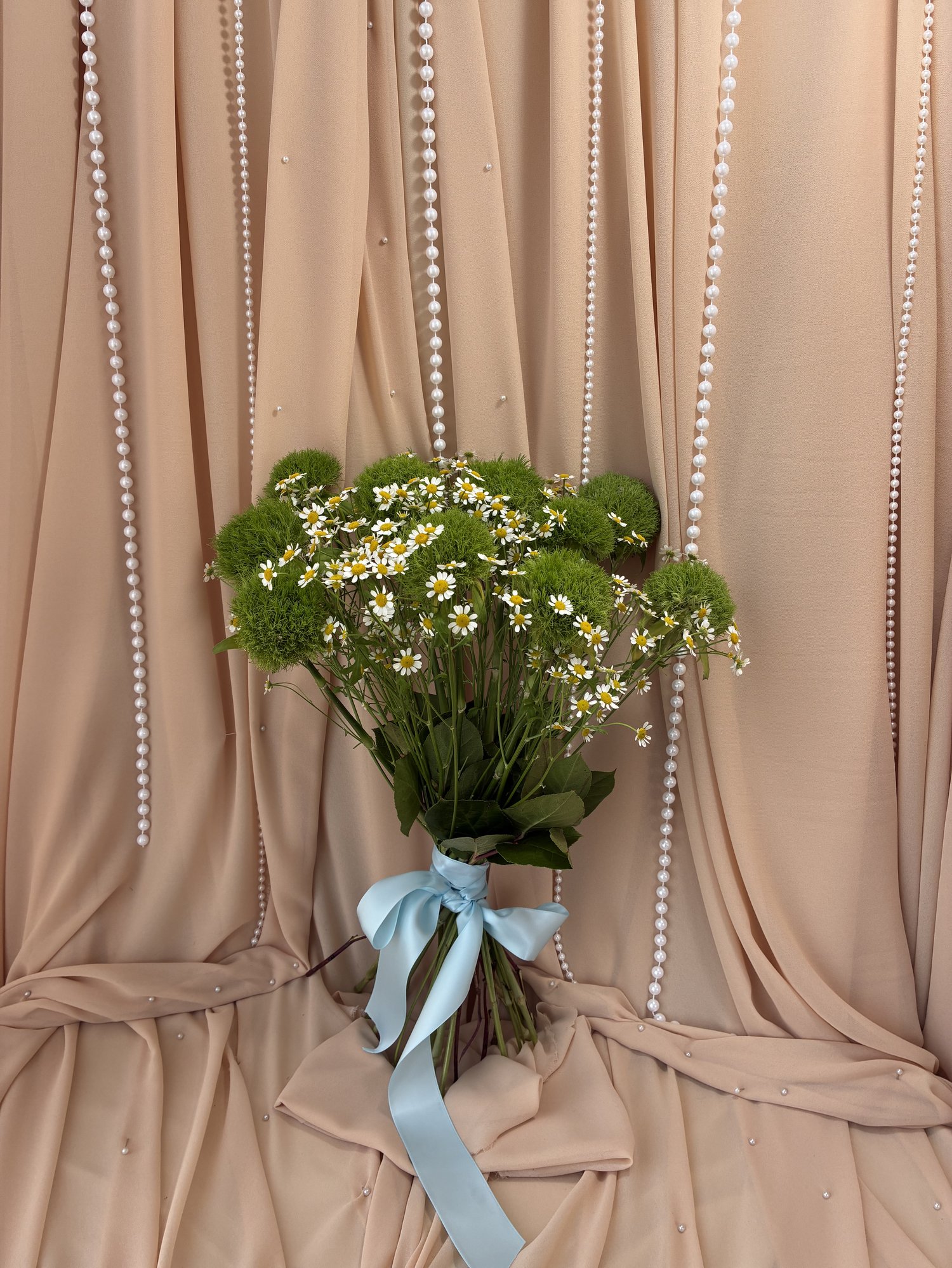 Meadow Harmony Couture – Buchet premium cu garoafe verzi și mușețel