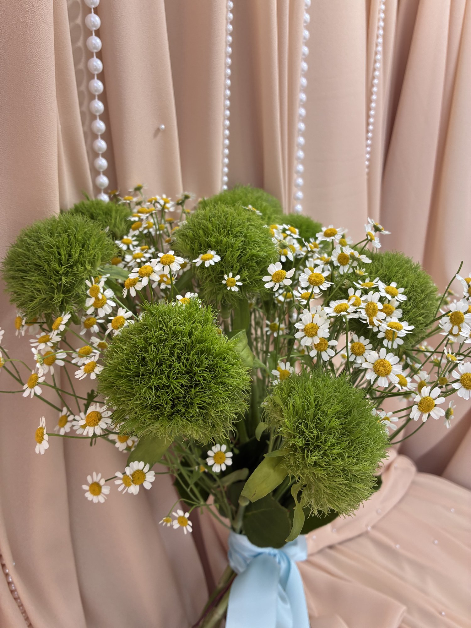 Meadow Harmony Couture – Buchet premium cu garoafe verzi și mușețel - Imagine 2