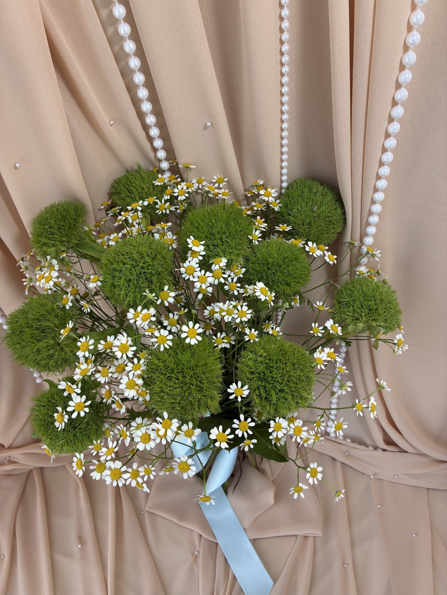 Meadow Harmony Couture – Buchet premium cu garoafe verzi și mușețel - Imagine 3