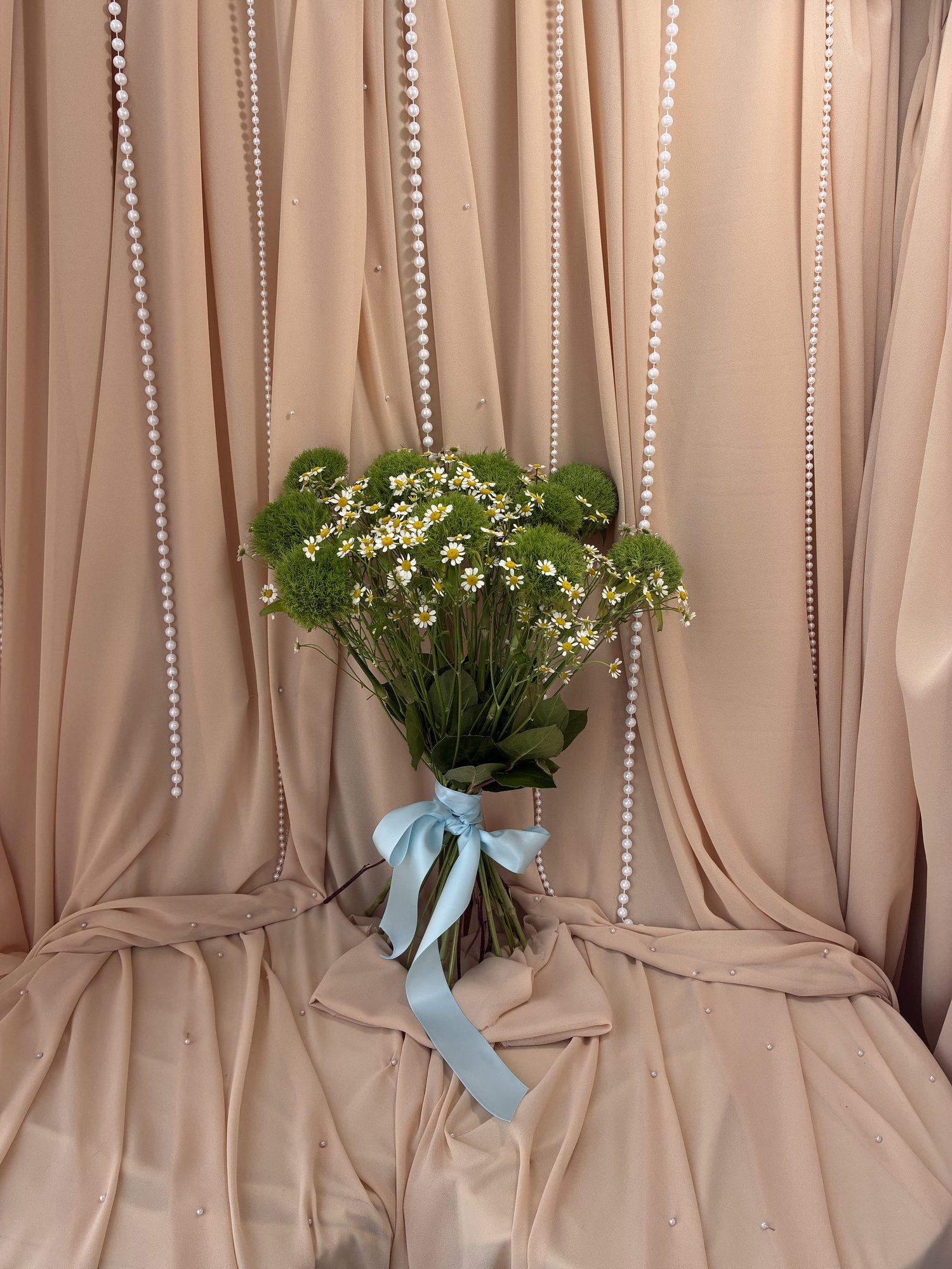 Meadow Harmony Couture – Buchet premium cu garoafe verzi și mușețel - Imagine 4