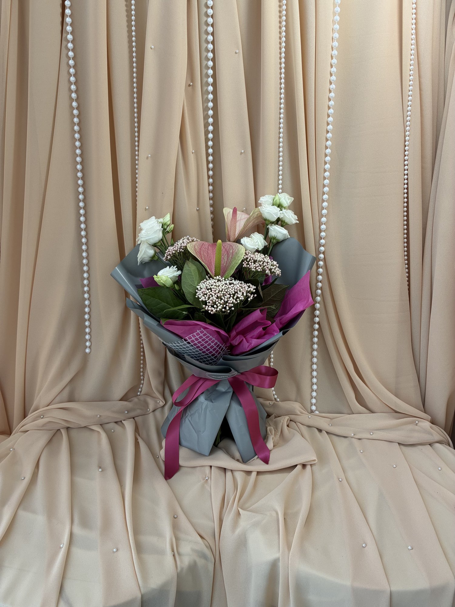 Velvet Pearl Couture – Buchet premium cu Anthurium roz, Eustoma albă și Ozothamnus