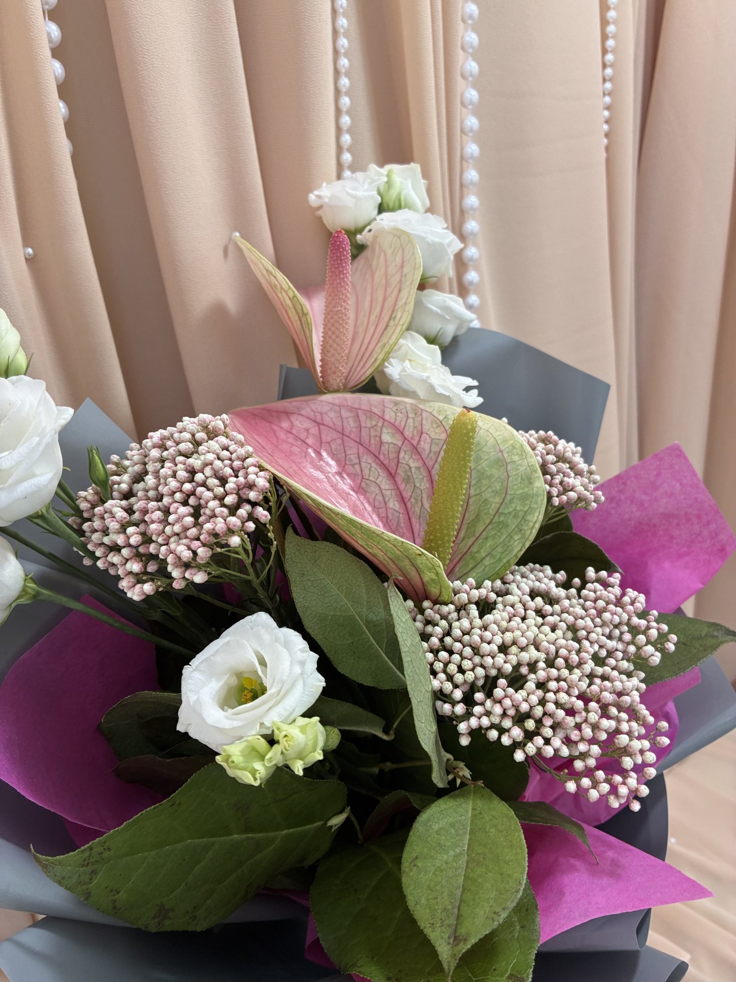 Velvet Pearl Couture – Buchet premium cu Anthurium roz, Eustoma albă și Ozothamnus - Imagine 2