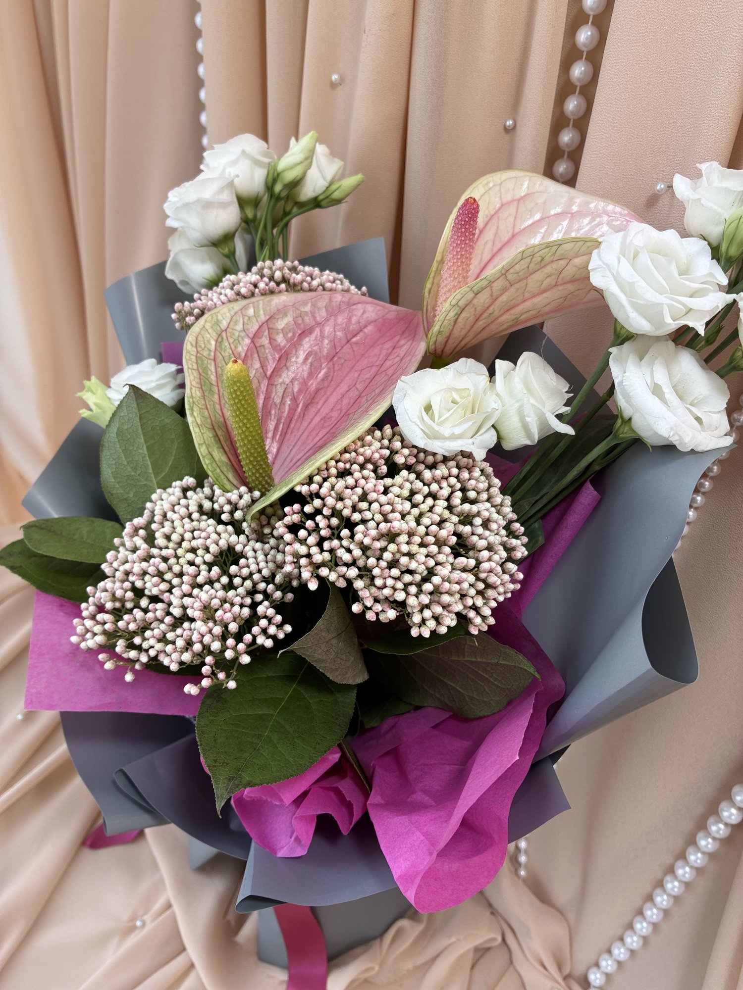 Velvet Pearl Couture – Buchet premium cu Anthurium roz, Eustoma albă și Ozothamnus - Imagine 3