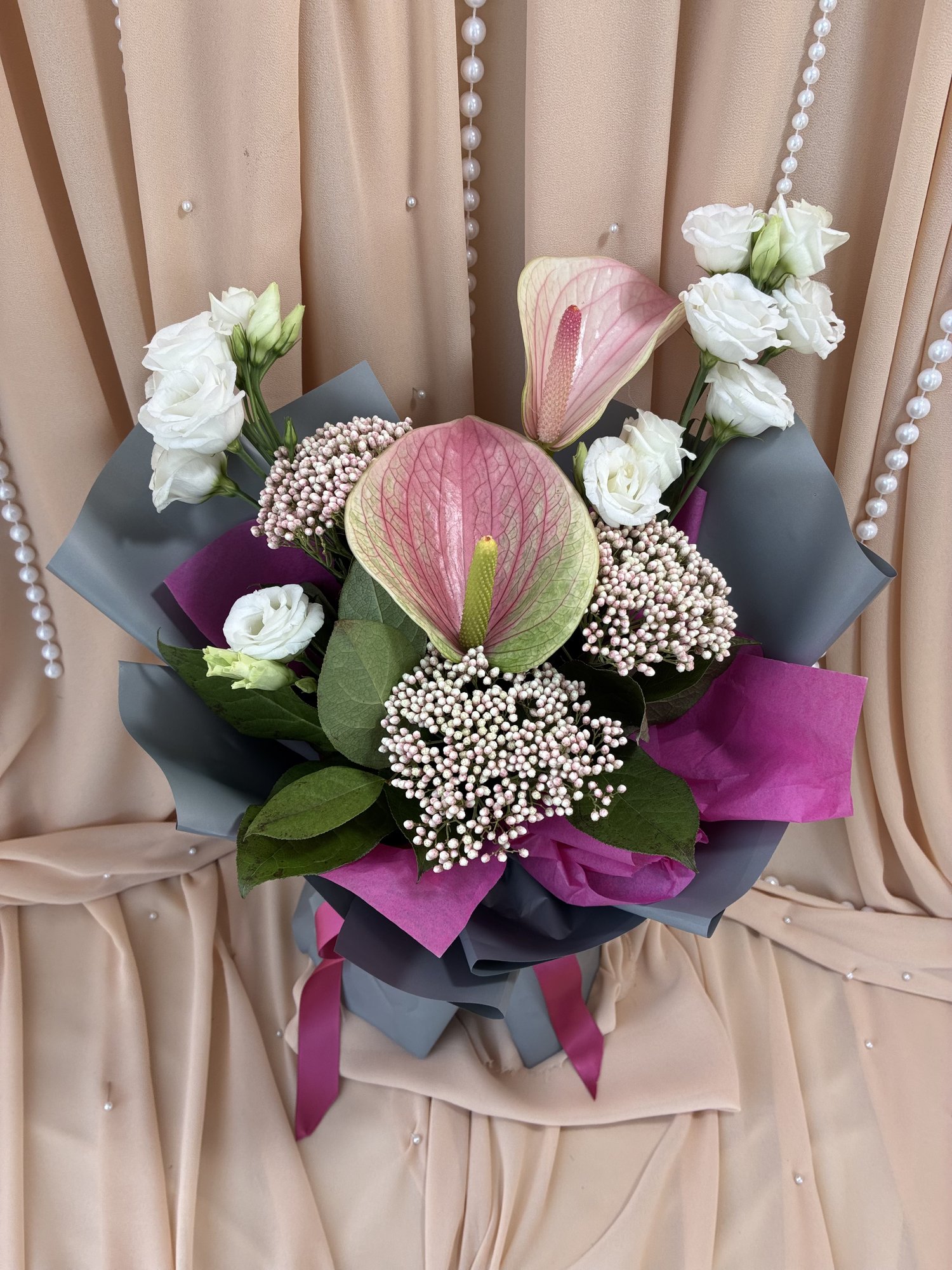 Velvet Pearl Couture – Buchet premium cu Anthurium roz, Eustoma albă și Ozothamnus - Imagine 4